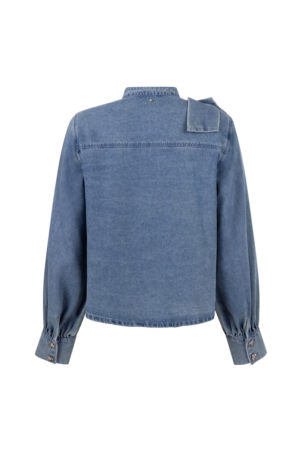 Blouse denim met strikdetail in middelblauw, Tramontana, modieus en casual, zichtbaar op het model.