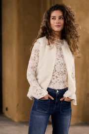 Zwart velvet stretch kanten top van Tramontana met verfijnde details en elegante pasvorm, zichtbaar op de afbeelding.