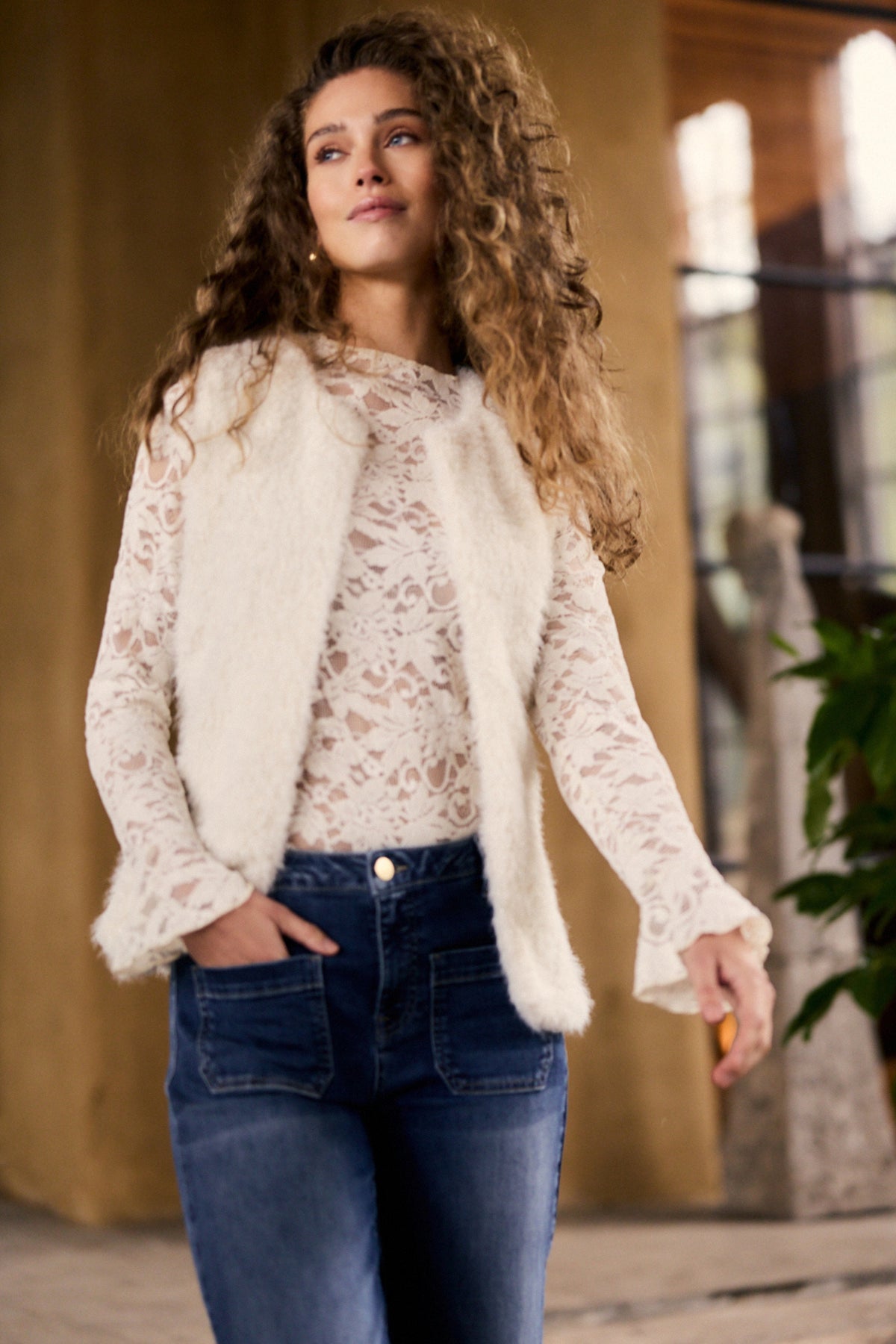Luxe velvet stretch lace top van Tramontana in wit, met elegante details en een verfijnde pasvorm.