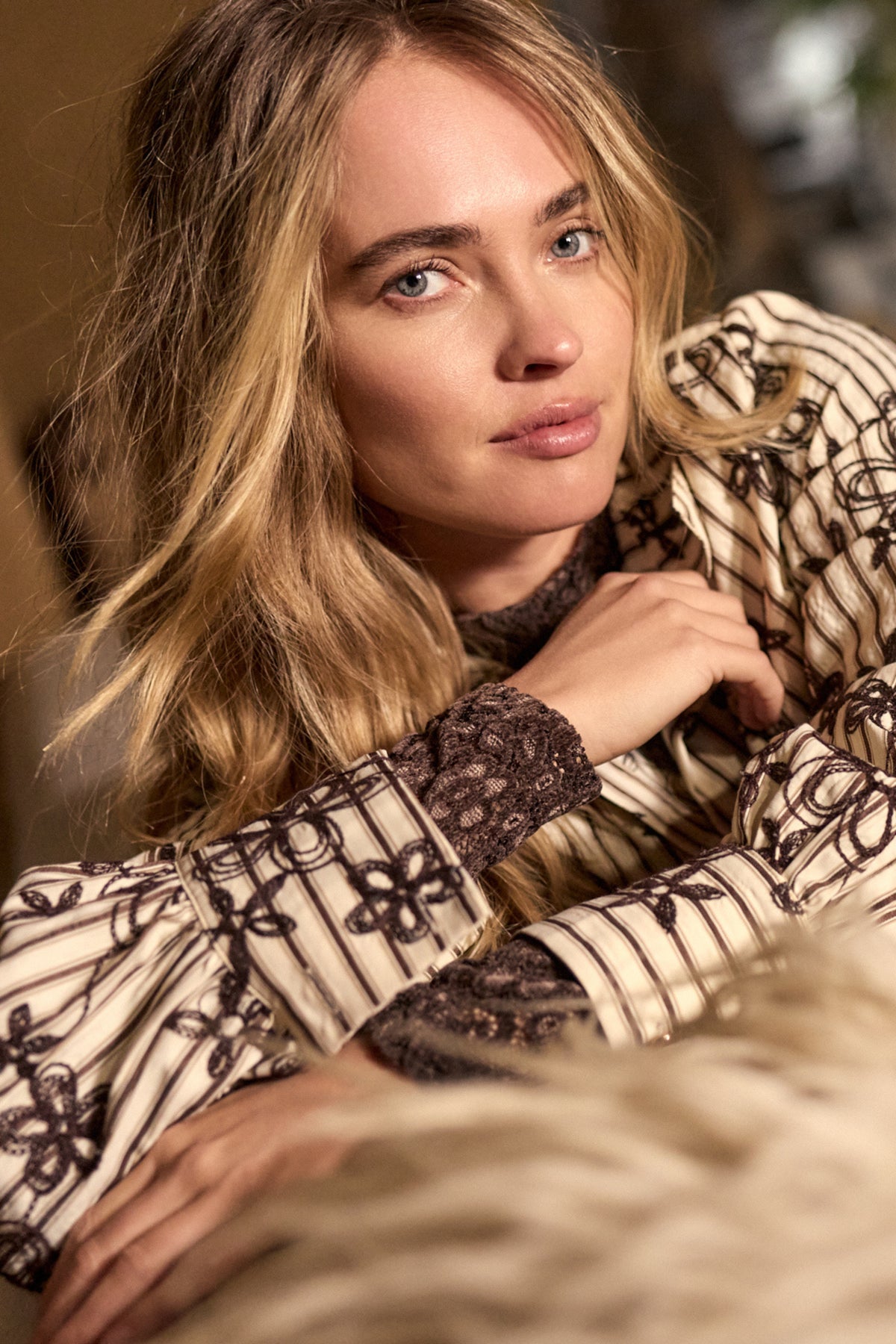 Lange blouse met gestreept patroon en borduursel van Tramontana in zwart-witte kleuren, getoond op een model.
