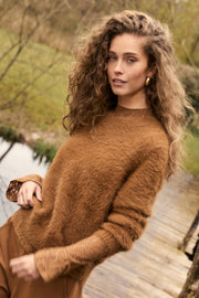Lichte trui van Tramontana met feather yarn in cinnamon melange, gedragen door een model, close-up van de textuur en kleur.