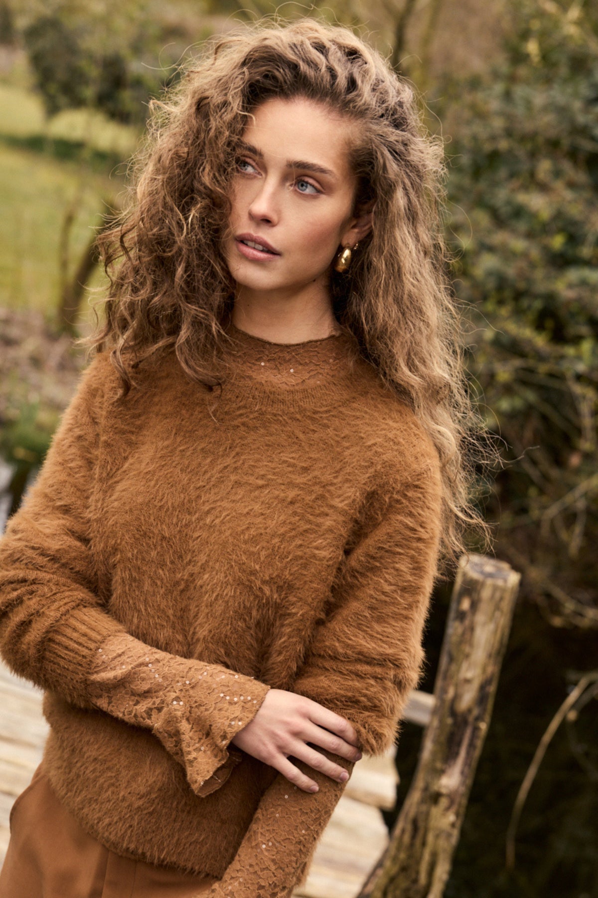 Zachte bruine trui van Feather Yarn in Cinnamon Melange, Tramontana, gedragen door een model.