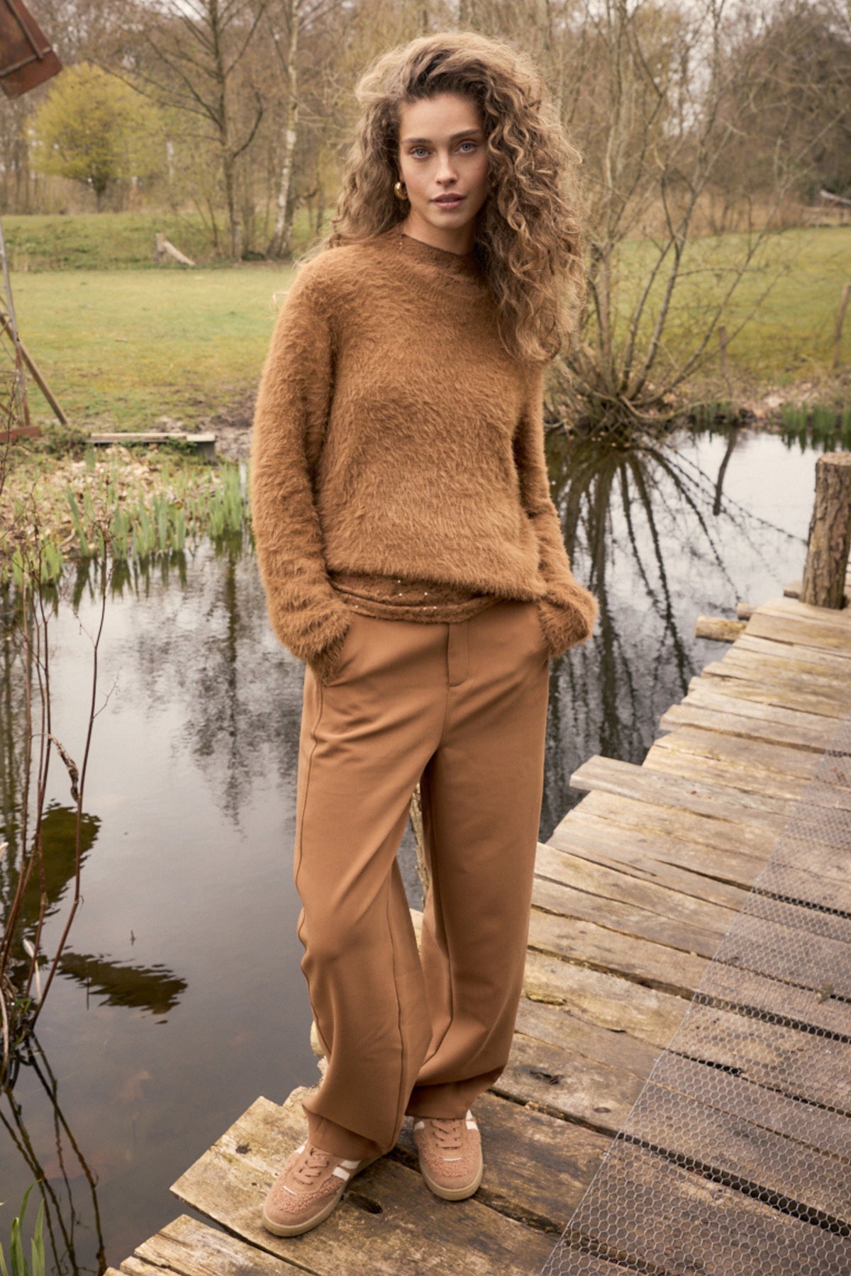 Lichte, zachte trui van Tramontana, Feather Yarn in Cinnamon Melange, getoond op een model met een ronde hals en lange mouwen.