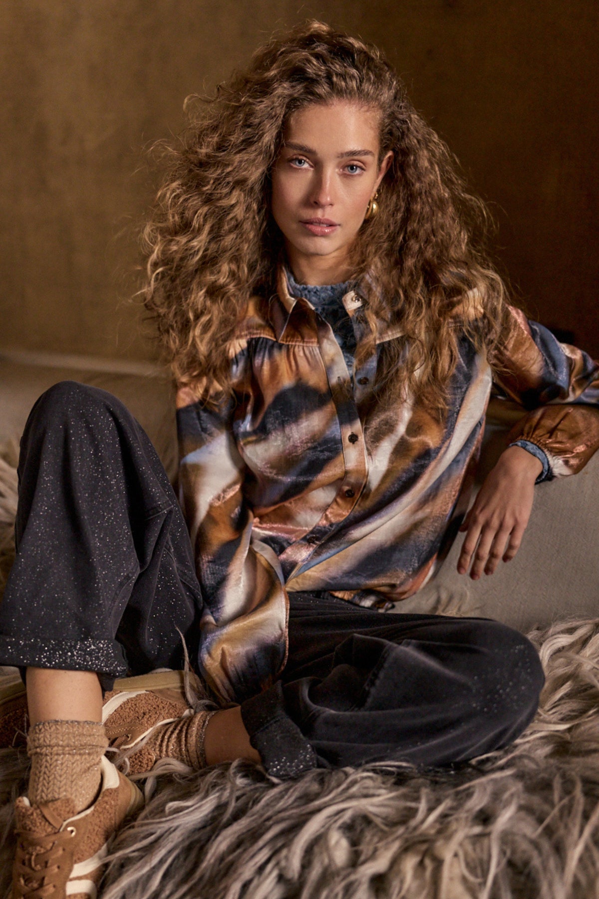 Blouse Tramontana Moody Blue met cascadeprint in meerdere kleuren, modieus en lichtvallend voor dames.