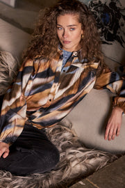 Blouse Tramontana Moody Blue met cascade print in multikleuren, korte mouwen en losse pasvorm, geschikt voor casual draagstijl.