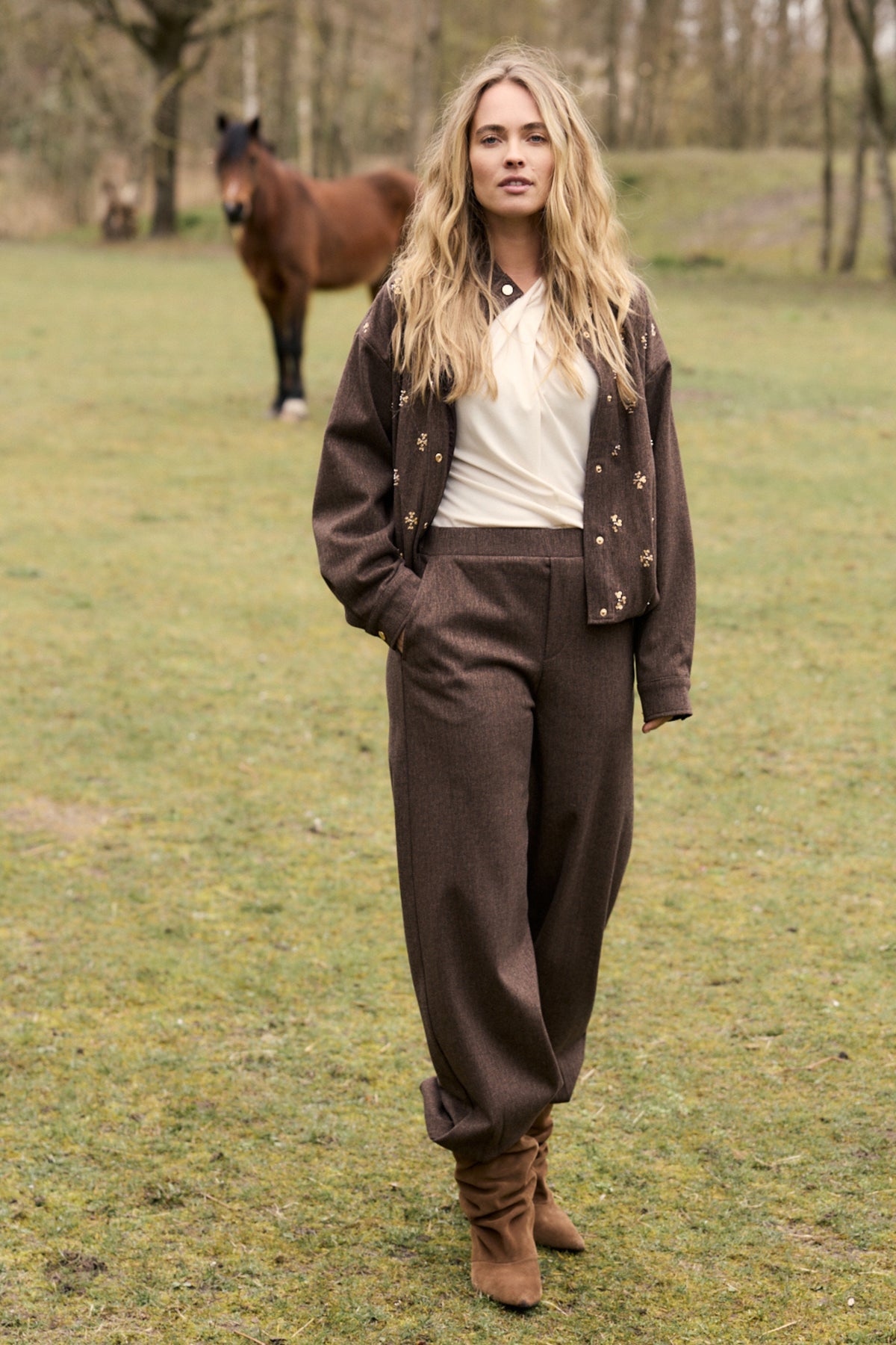 Broek van Tramontana in Barrel Fit, tweed met cafe noir melange, stijlvolle damesbroek met rechte snit.