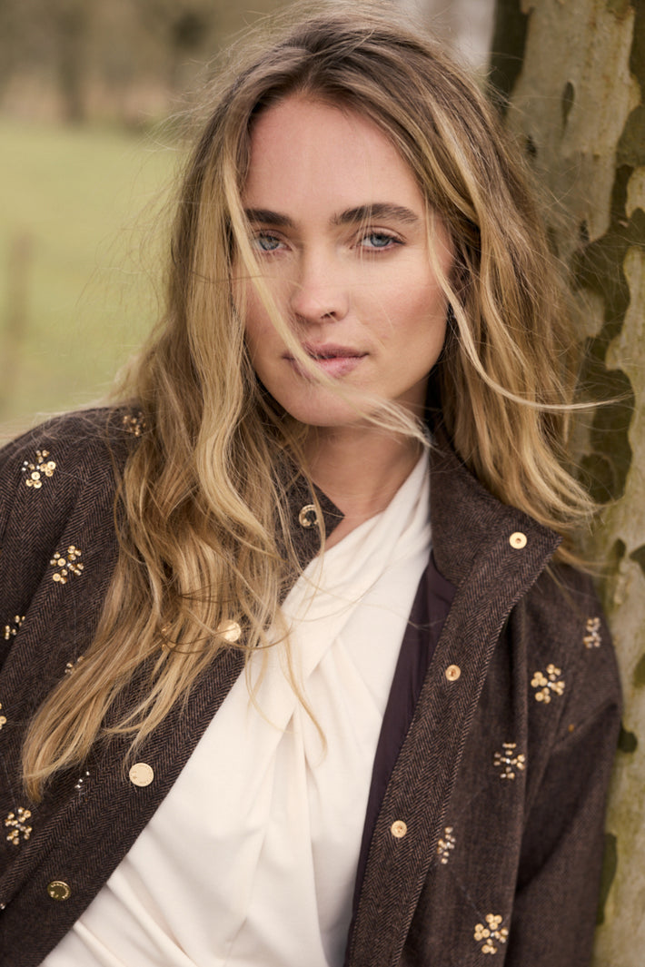 Tweed jasje van Tramontana met sequin details in café noir melange, modieus en elegant.
