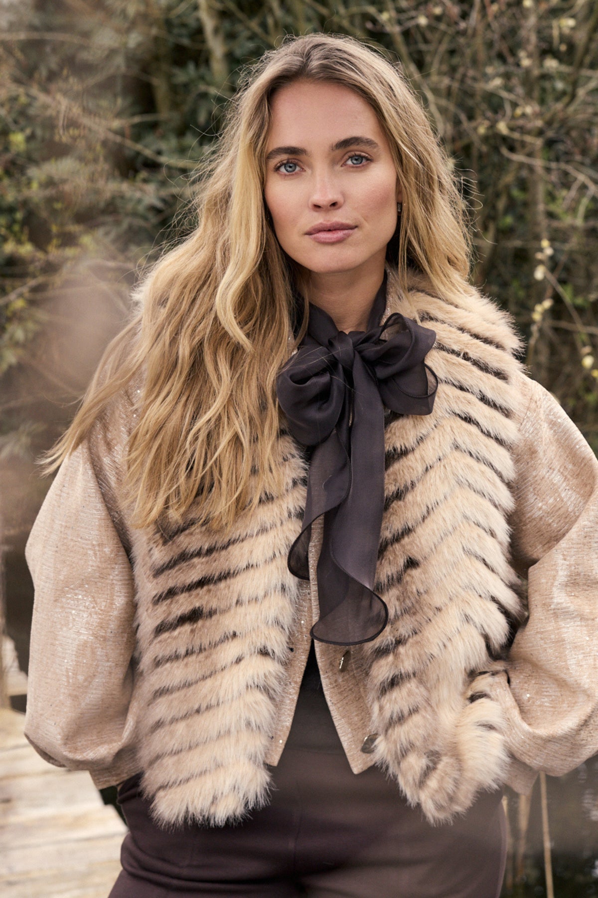 Gilet van Tramontana met bontpatroon, winterkleur goud, warme faux fur voor dames, close-up van het textuur en patroon.