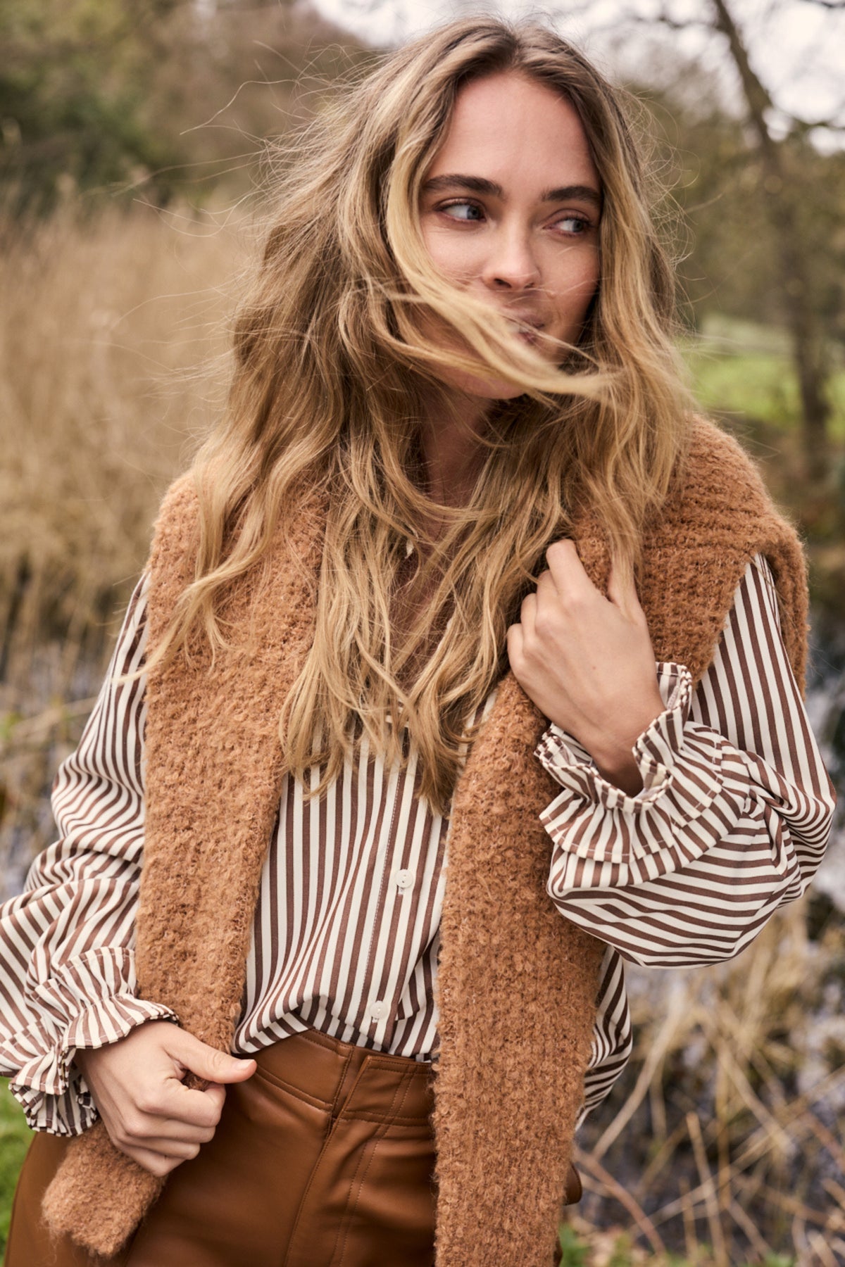 Linnen blouse met streepjes, geruite manchetten en ruches van Tramontana, in Cinnamon, gedragen door een model op de foto