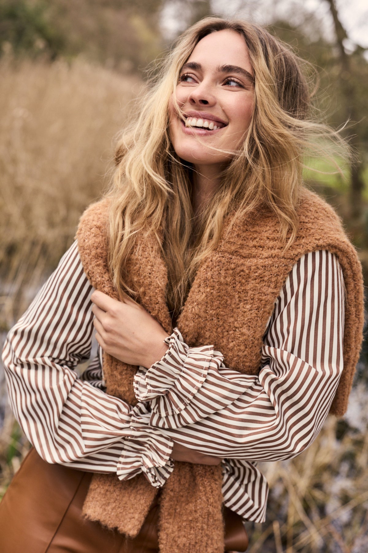Blouse met gestreepte print, geplooide manchetten en kaneelkleurige stof van Tramontana, stijlvolle damesblouse.