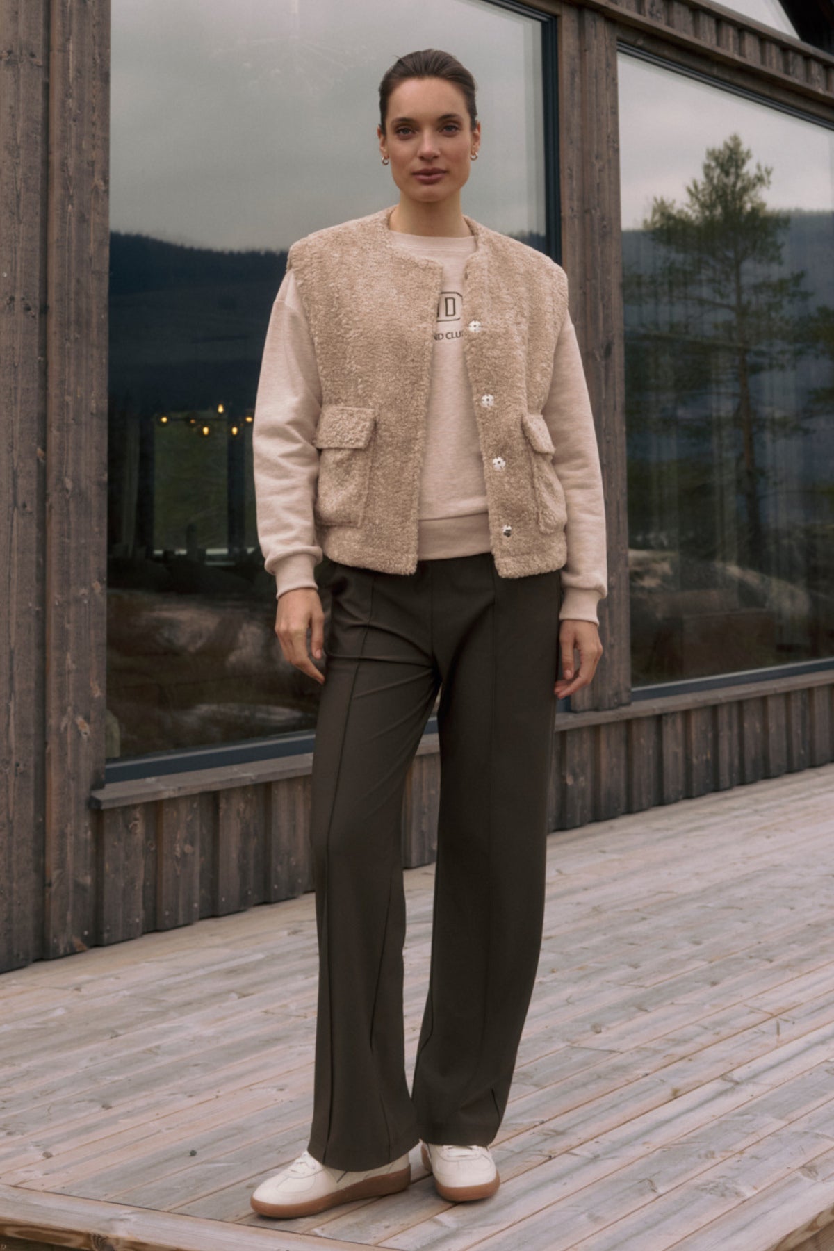 Lady Day reisbroek Chicago Deep Forest, comfortabele groene broek met praktische zakken en casual pasvorm, zichtbaar in de afbeelding.