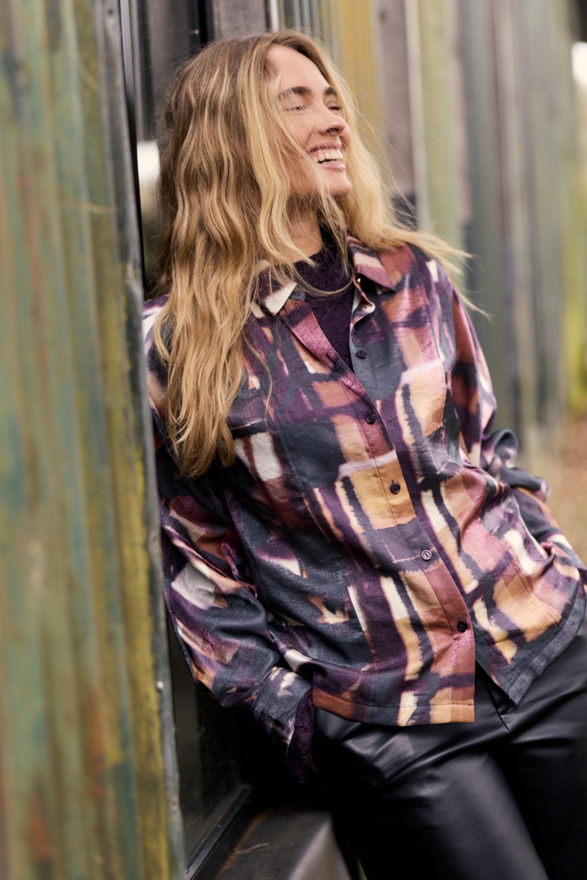 Zwarte blouse met bloemen en ruitpatroon van Tramontana, kleurrijk en modieus, gedragen door een model.