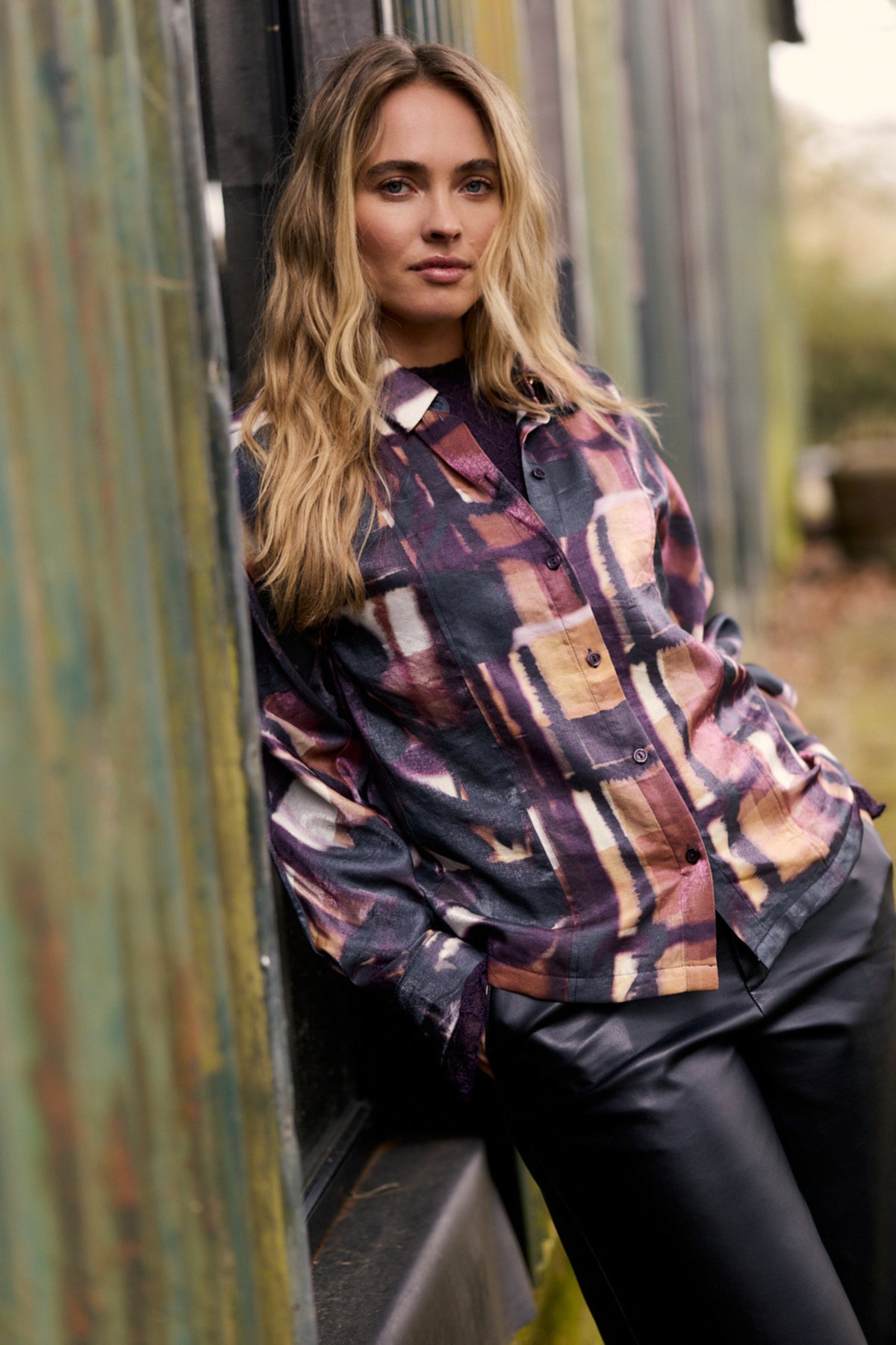 Donkere blouse van Tramontana met bloemen- en ruitprint, zwart met kleurrijke details, voor een stijlvolle look.