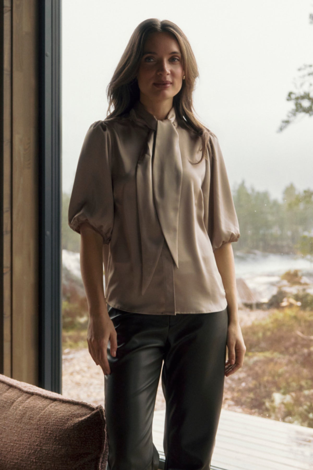 Blouse Lady Day Rue Pepper L30-701-3458 met lange mouwen en knoopsluiting, gedragen door een model op een witte achtergrond