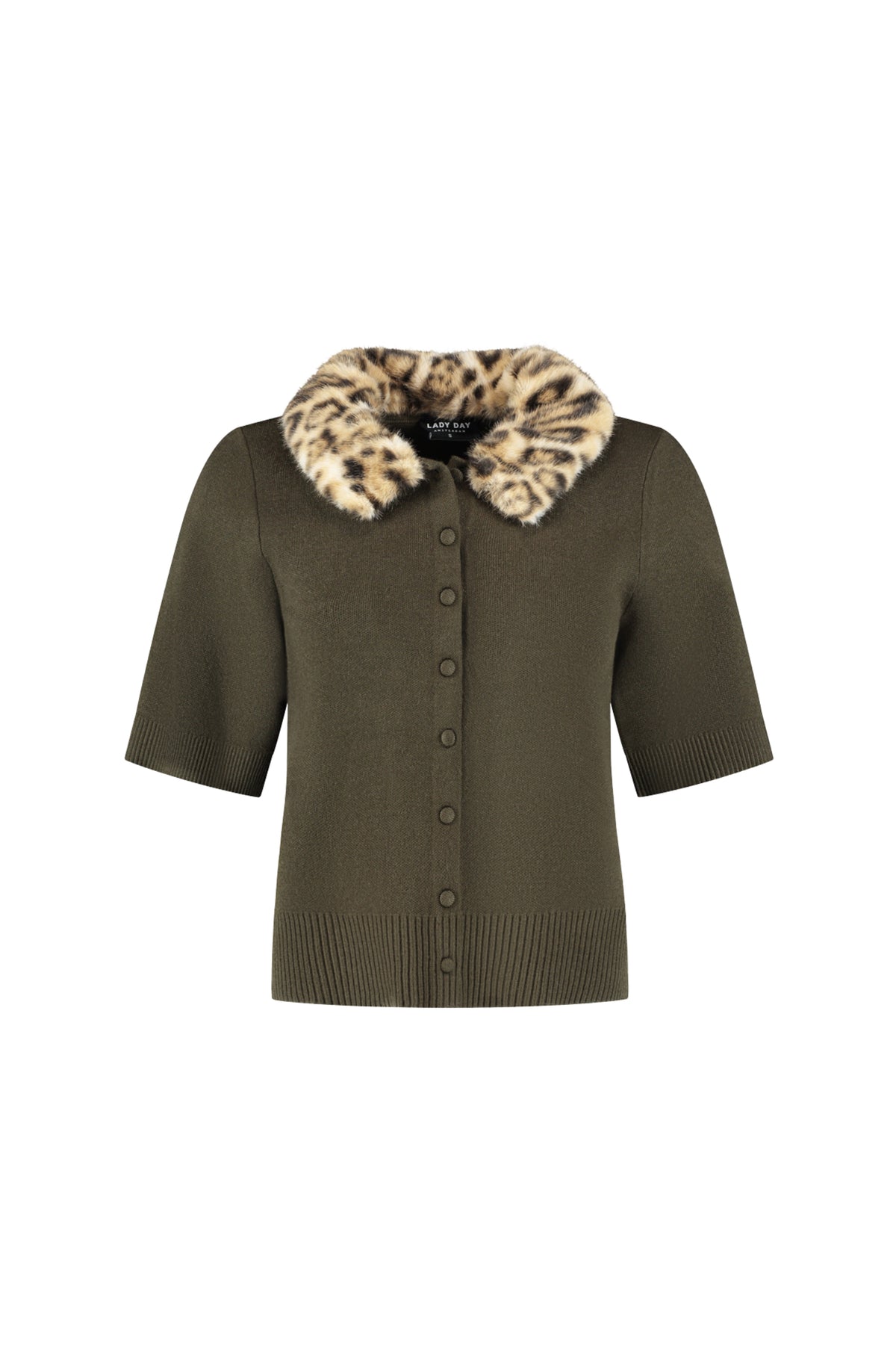 Diepe bosgroene Lady Day Top Marlot L29-601-3473 met ruffle-details, gedragen door een model.