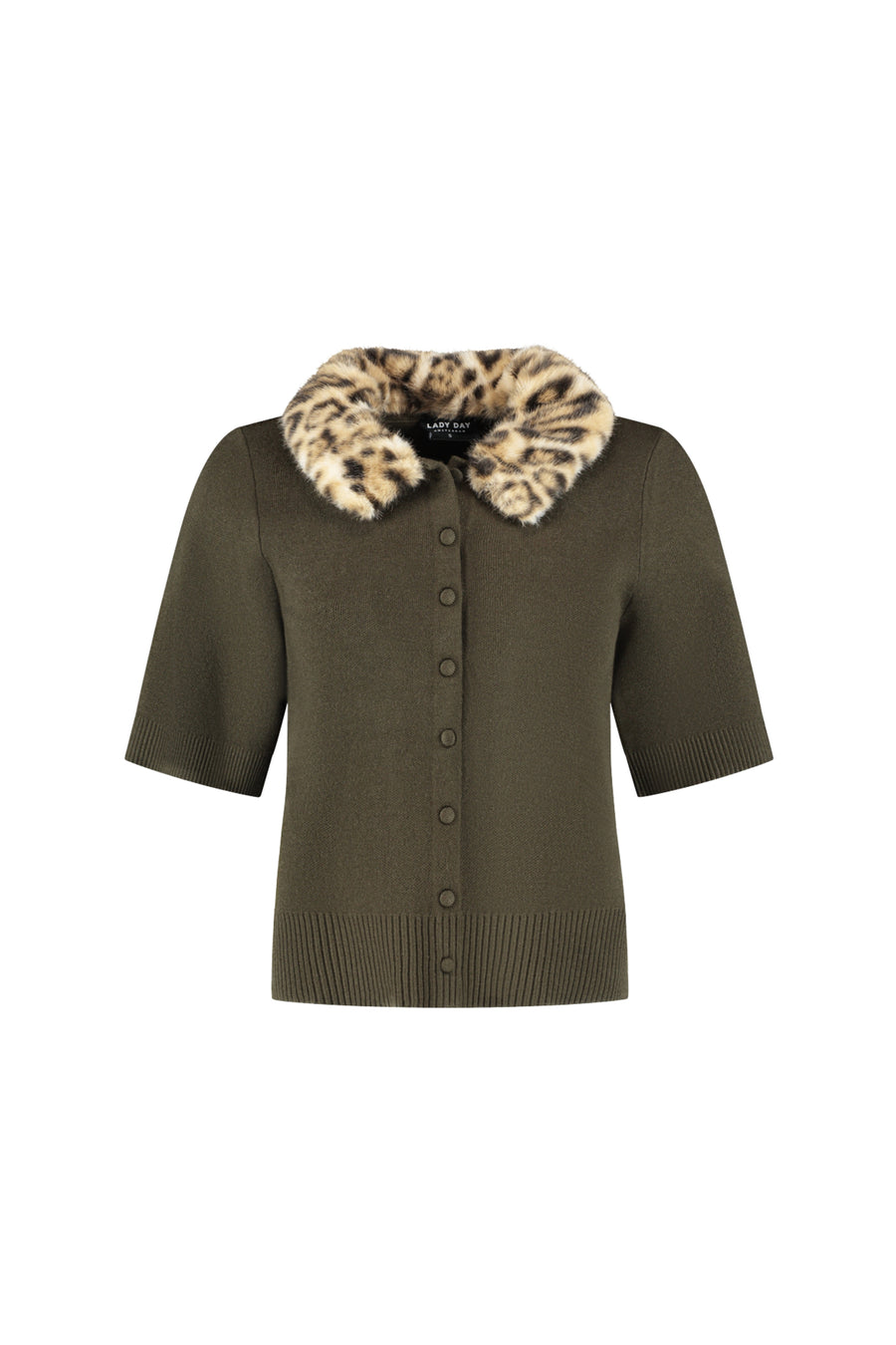 Diepe bosgroene Lady Day Top Marlot L29-601-3473 met ruffle-details, gedragen door een model.