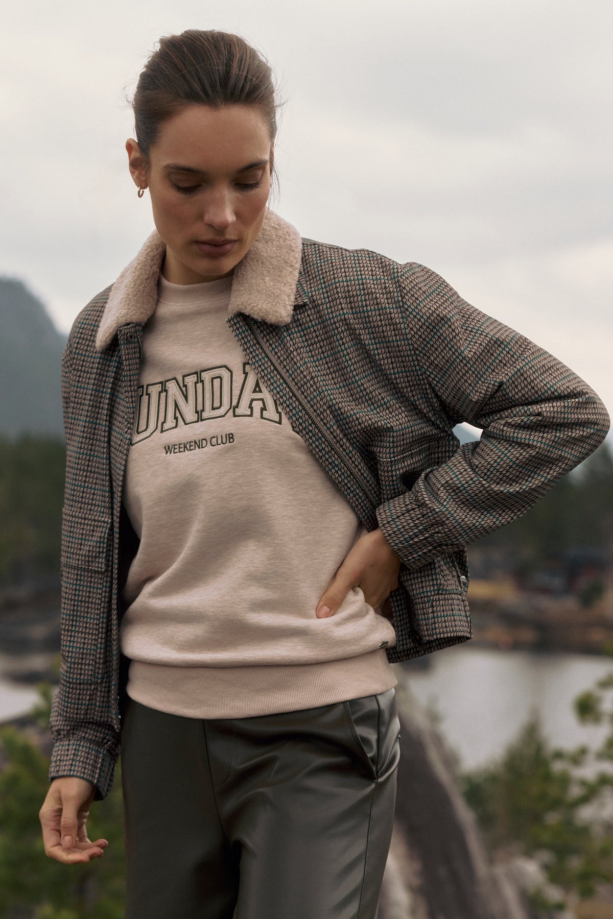 Lady Day reiskleding Georgia Marin check print jas met geruit patroon en comfortabele pasvorm op de afbeelding.