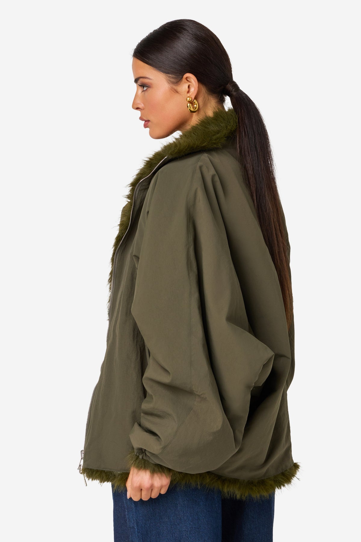 Donkere Ibana Ceca Utility jas met capuchon en zakken, getoond op model, casual outdoor stijl.