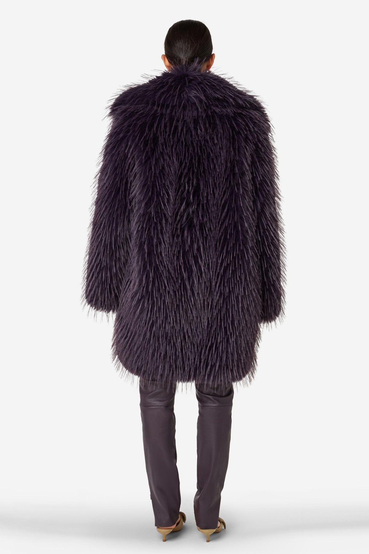 Lila Ibana Jacket Cada Aubergine, dichtgeknoopte casual jas met lange mouwen en rilrand details, gedragen door een model.