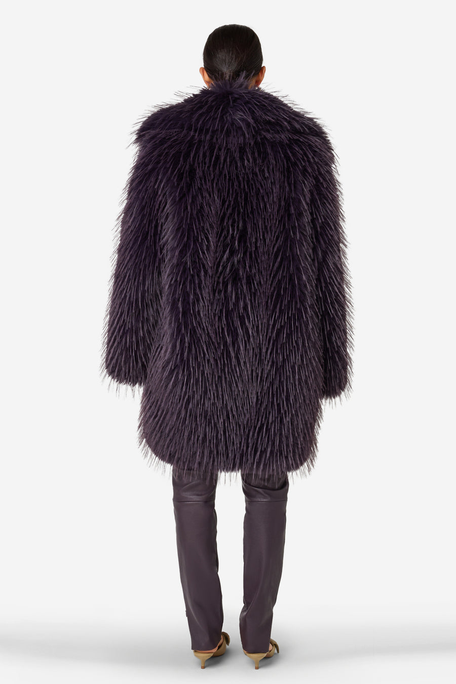 Lila Ibana Jacket Cada Aubergine, dichtgeknoopte casual jas met lange mouwen en rilrand details, gedragen door een model.