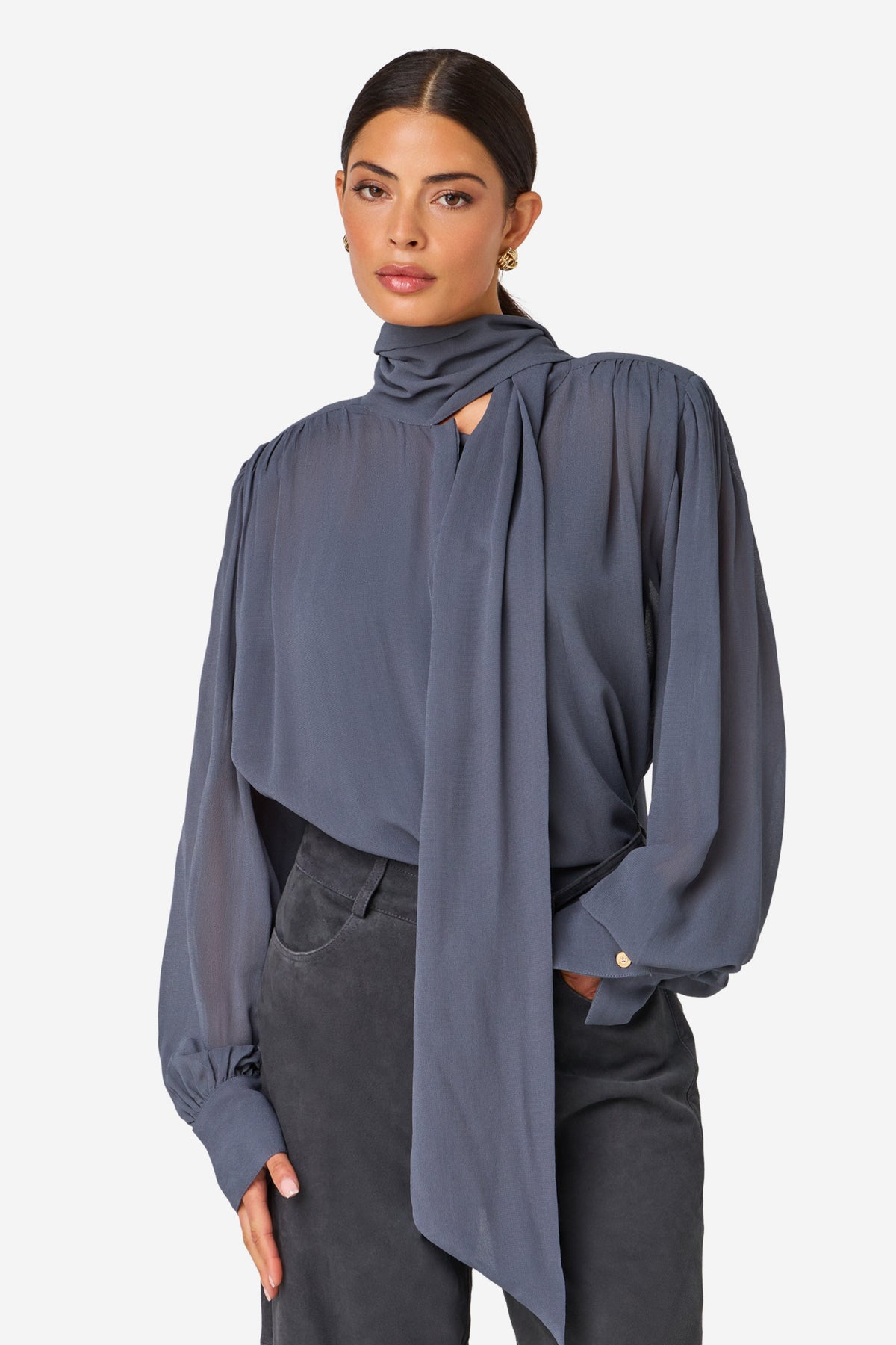 Blouse Tifani Misty Blue van Ibana, lichtblauwe blouse met stijlvolle pasvorm en zachte stof, gedragen door een model.