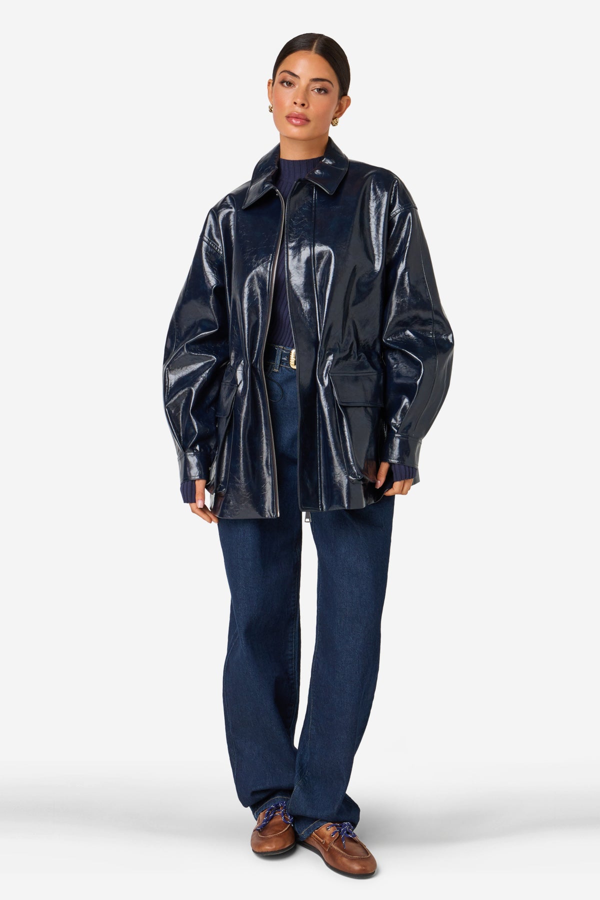 Ibana Jaclyn Deep Navy jas met ritssluiting en capuchon, zachte stof en stijlvolle pasvorm.