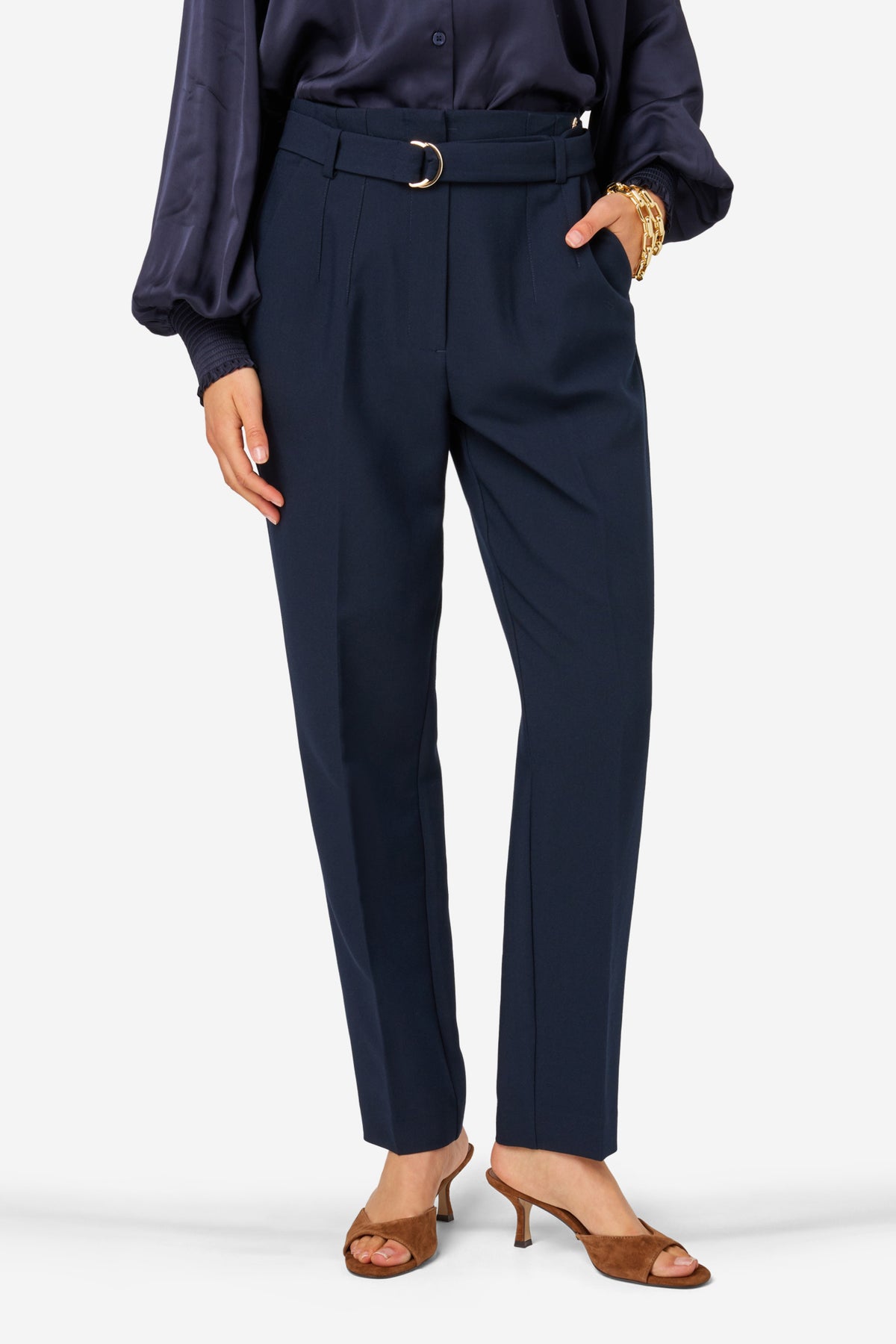 Diepe navy Ibana Polya broek met rechte snit en stijlvolle pasvorm, zichtbaar in de foto.
