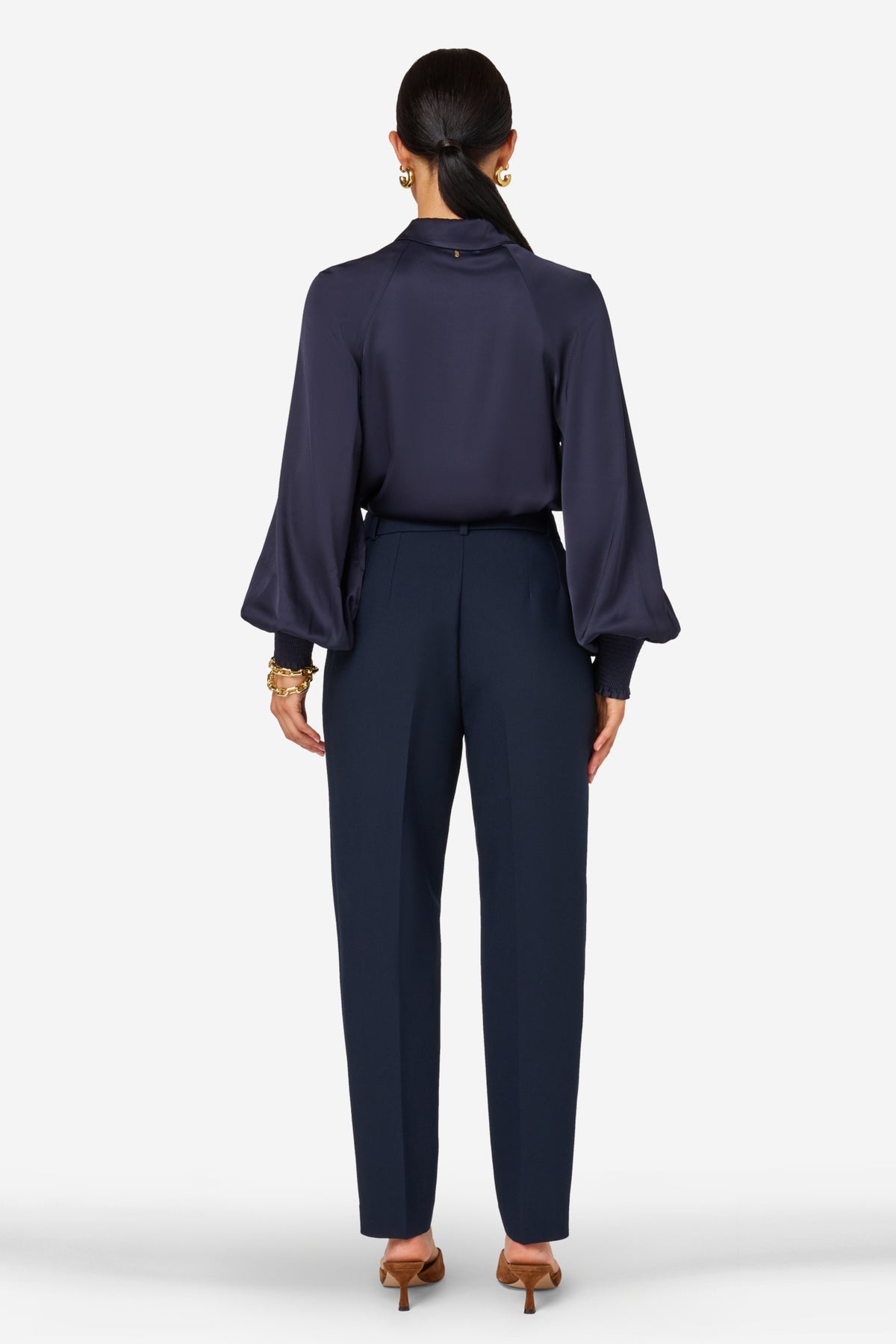 Diepe navy Ibana Polya broek met rechte snit en elastische taille, gedragen door een model.