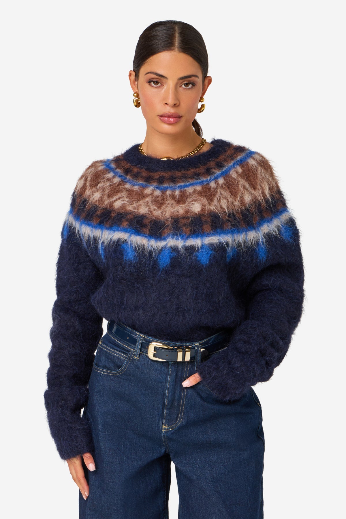 Donkerblauwe Ibana Kenna trui met ronde hals en lange mouwen, gedragen door een model op een witte achtergrond.
