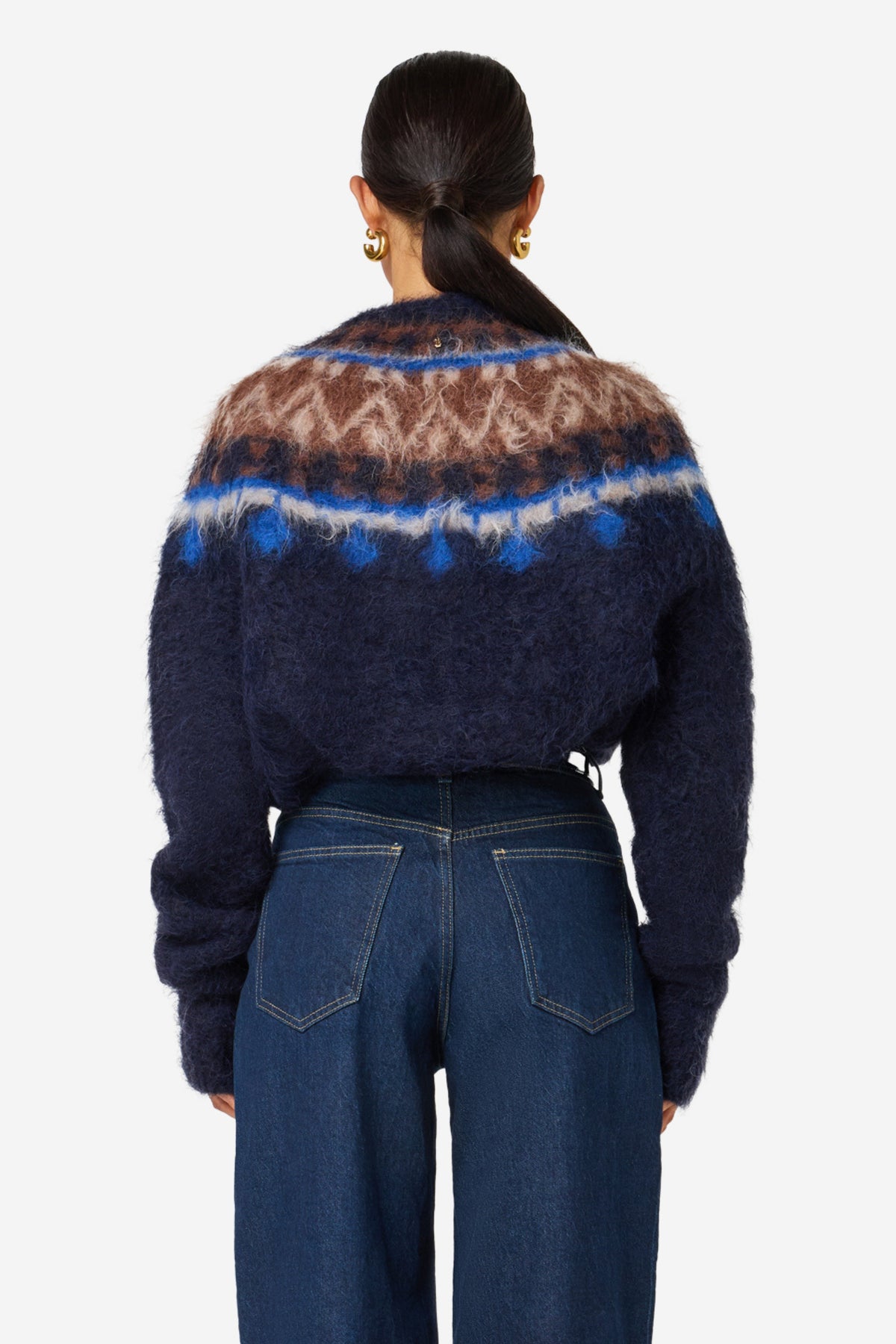 Diepe navy blauwe trui van Ibana, Kenna model, met zachte stof en ronde hals, zichtbaar op de afbeelding.