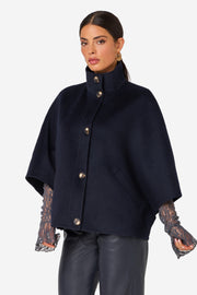 Lichte Ciska Deep Navy jas van Ibana met zachte stoffen en stijlvolle snit, gedragen door een model.