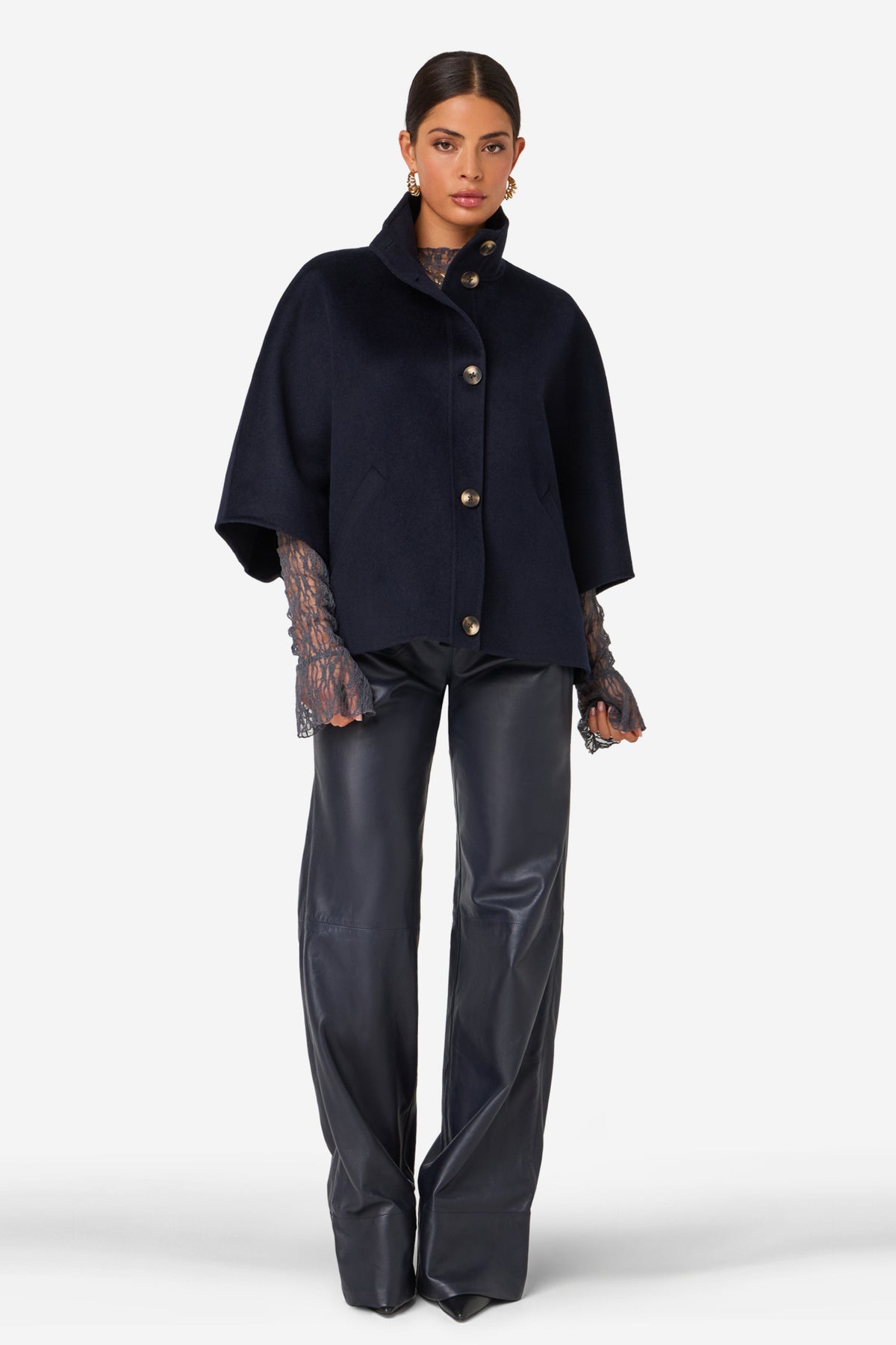 Diepe navy Ibana Ciska jas met ritssluiting en kraag, gedragen door een model, geschikt voor dagelijks gebruik.