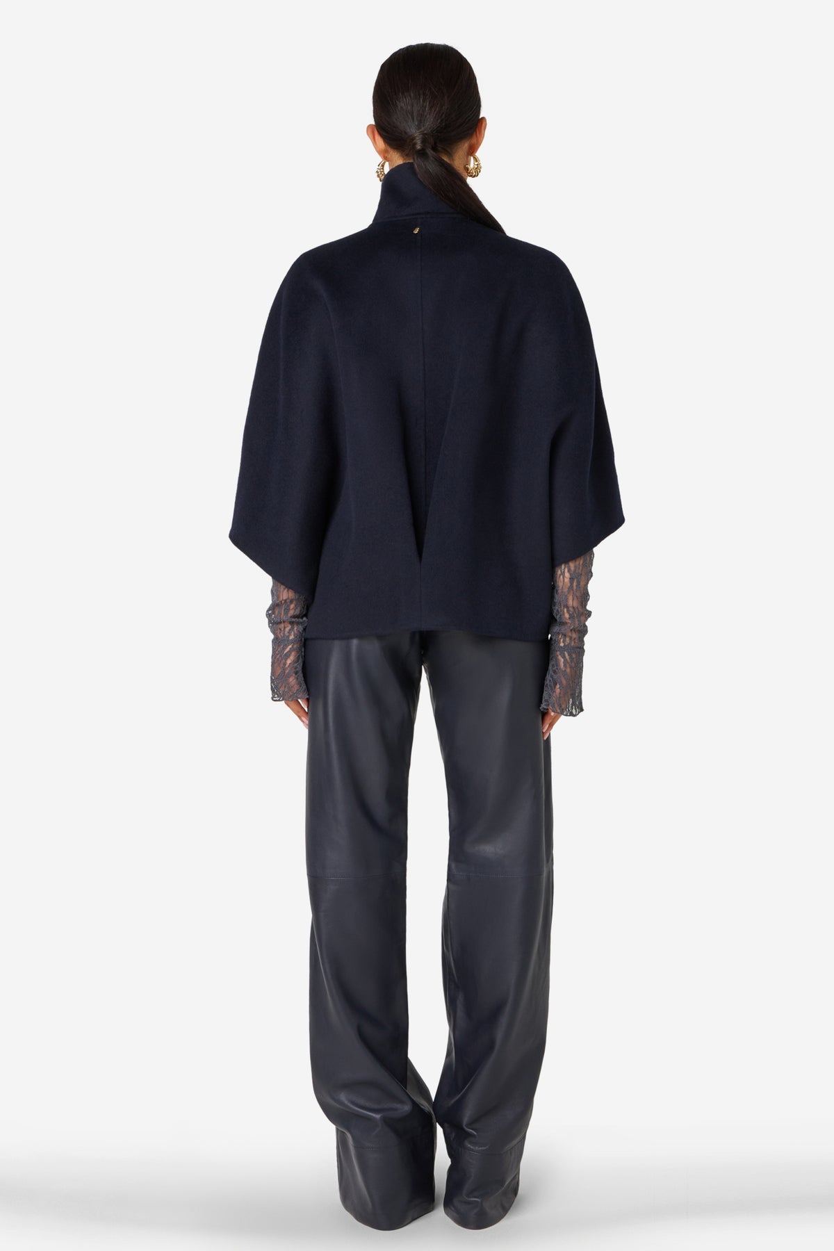 Donkerblauwe Ibana Ciska jas met ritssluiting en capuchon, gedragen door model, geschikt voor herfst en winter.