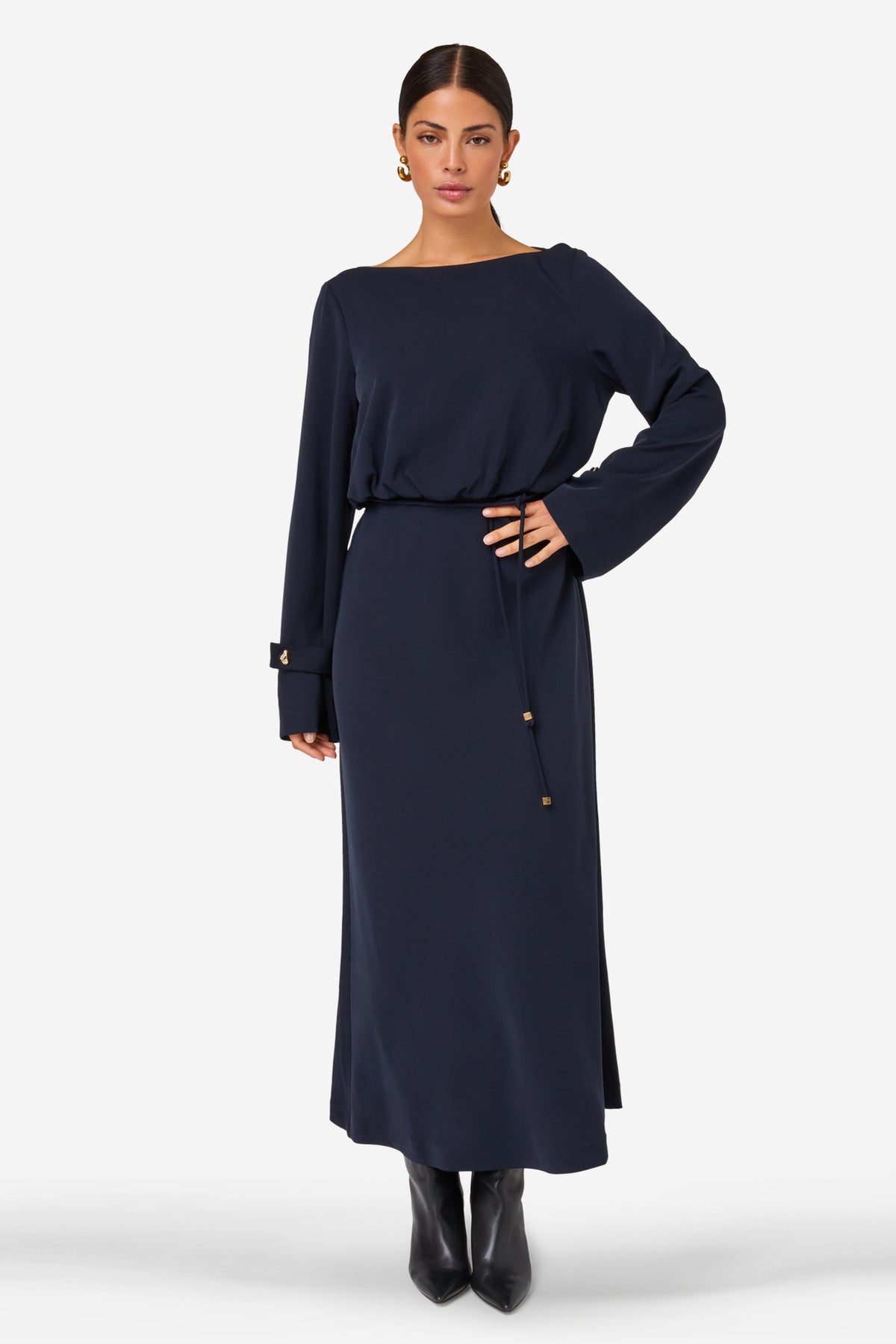 Diepe navy blauwe jurk Desley van Ibana met elegante snit en zachte stof, zichtbaar op de afbeelding.