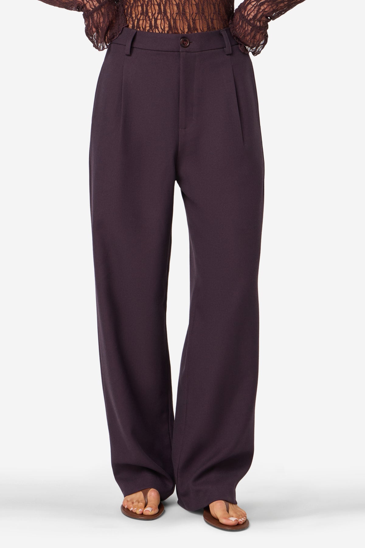 Ibana Perria auberginekleurige broek met rechte pasvorm en elastische taille, gedragen door een model.