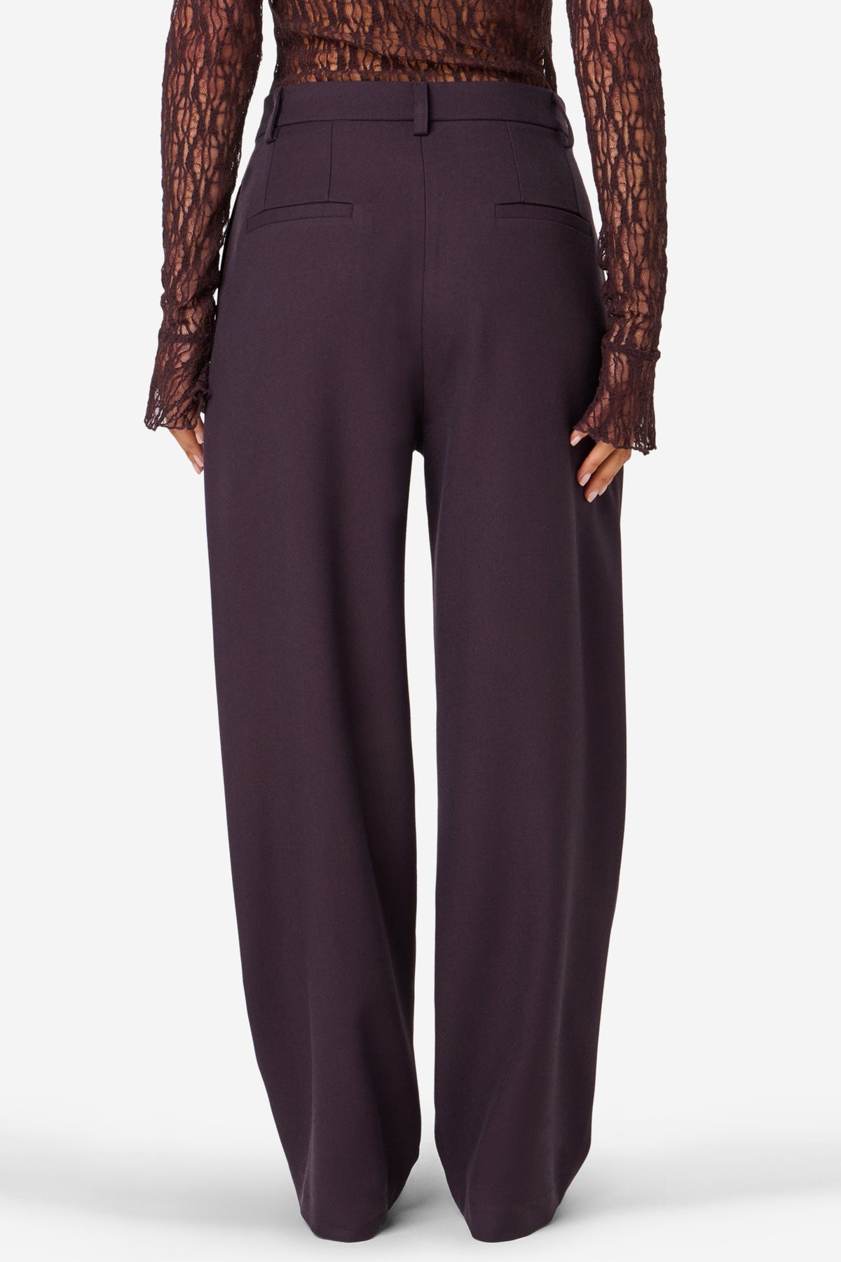 Ibana Perria aubergine broek met rechte snit en elastische taille, gedragen door een model.