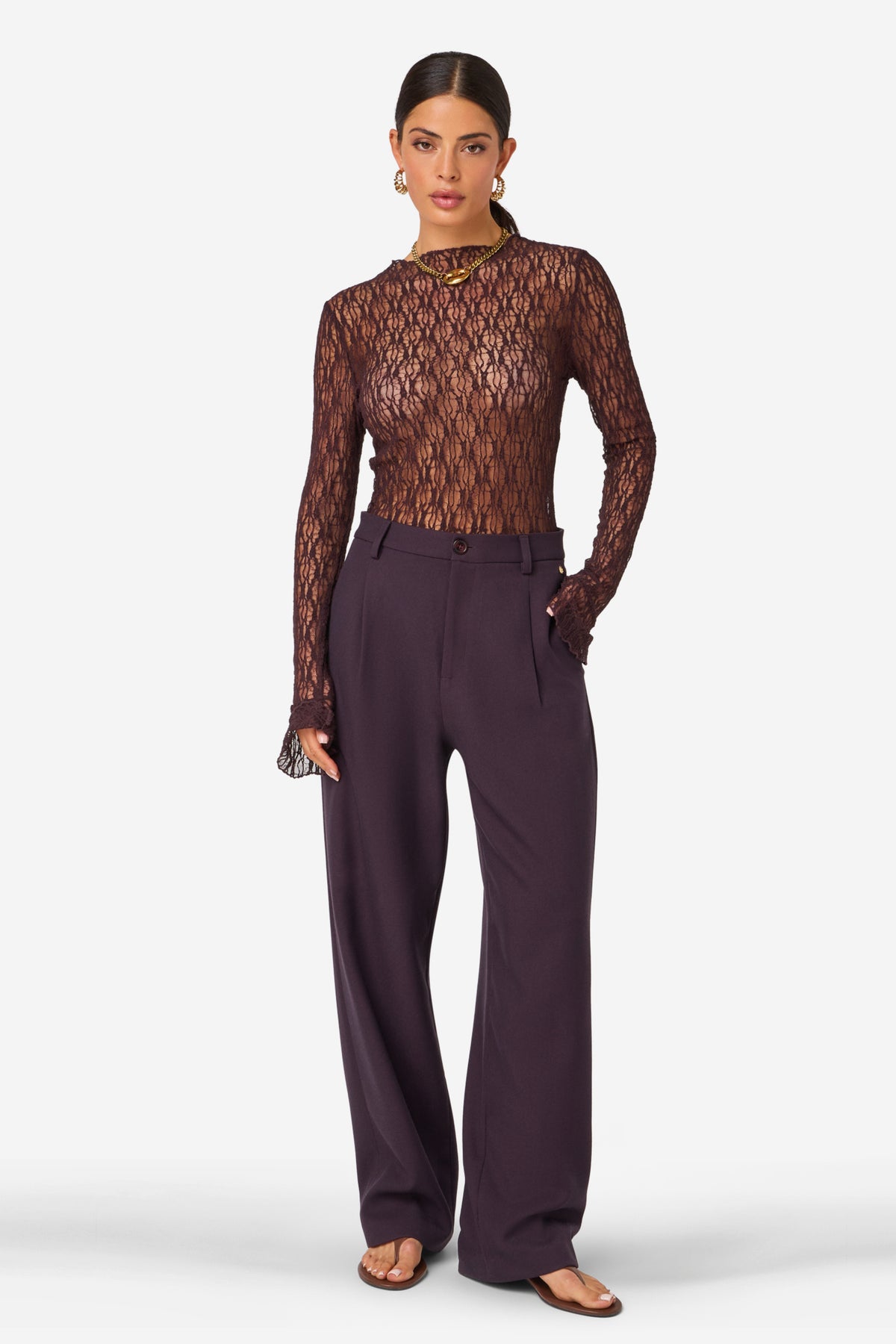 Ibana Perria auberginekleurige broek, strak en comfortabel, met een moderne pasvorm en elastische taille.