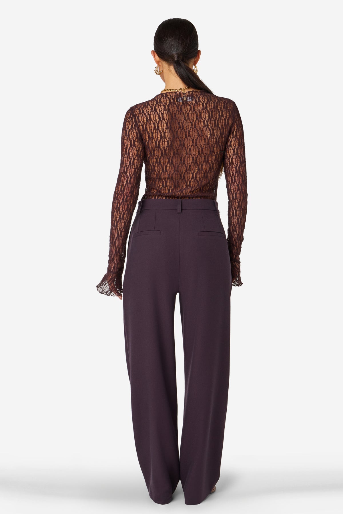 Ibana Perria aubergine broek met rechte snit en elastische taille, gedragen door een model op een neutrale achtergrond.