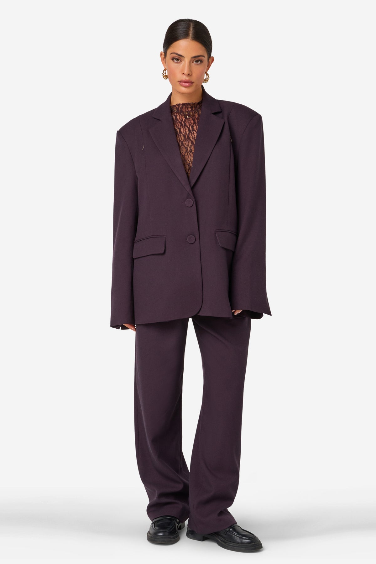 Ibana Perria auberginekleurige broek met rechte pasvorm en elastische taille, gedragen door een model op de foto