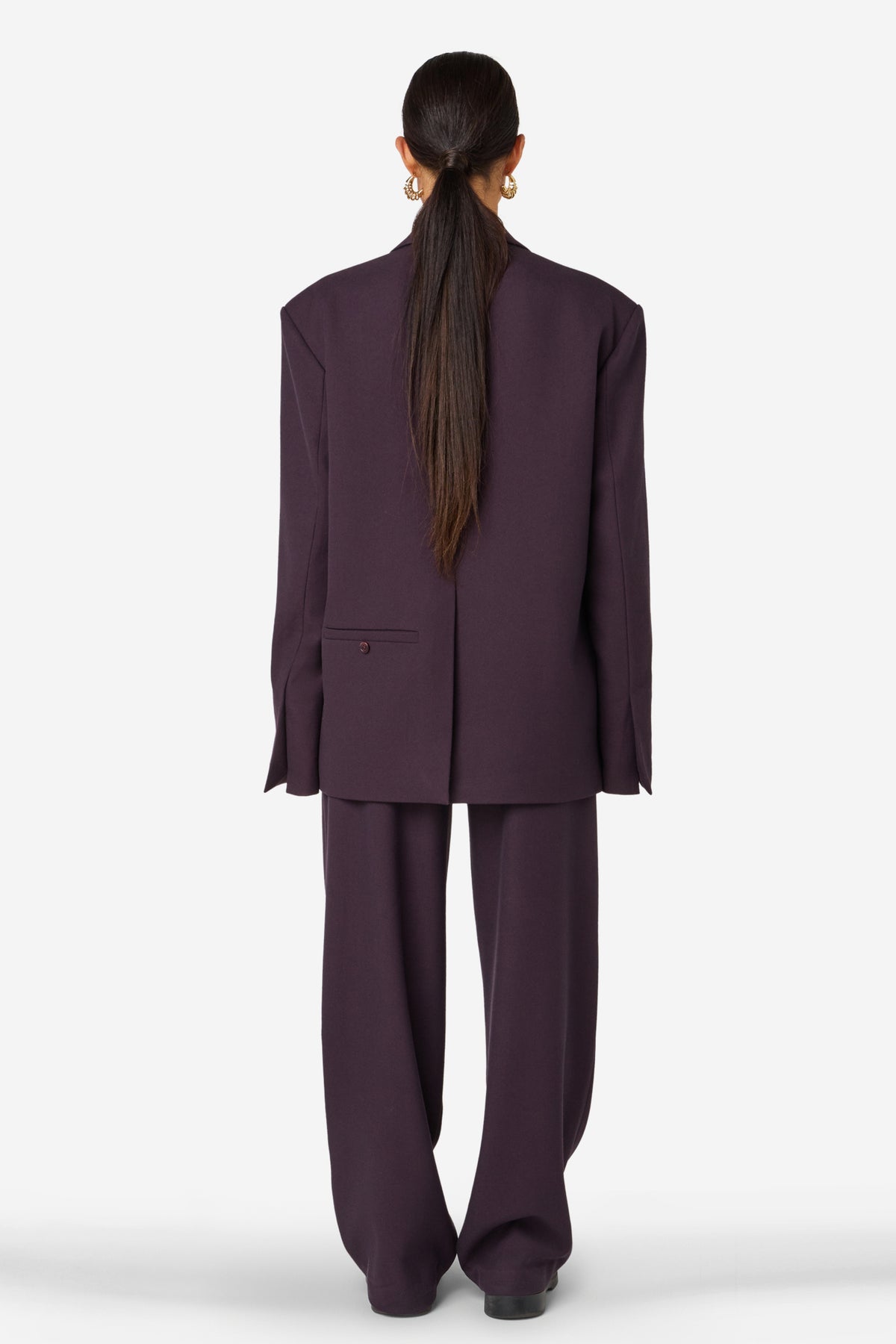 Ibana Perria aubergine broek met comfortabele pasvorm en elastische taille, gedragen door een model.