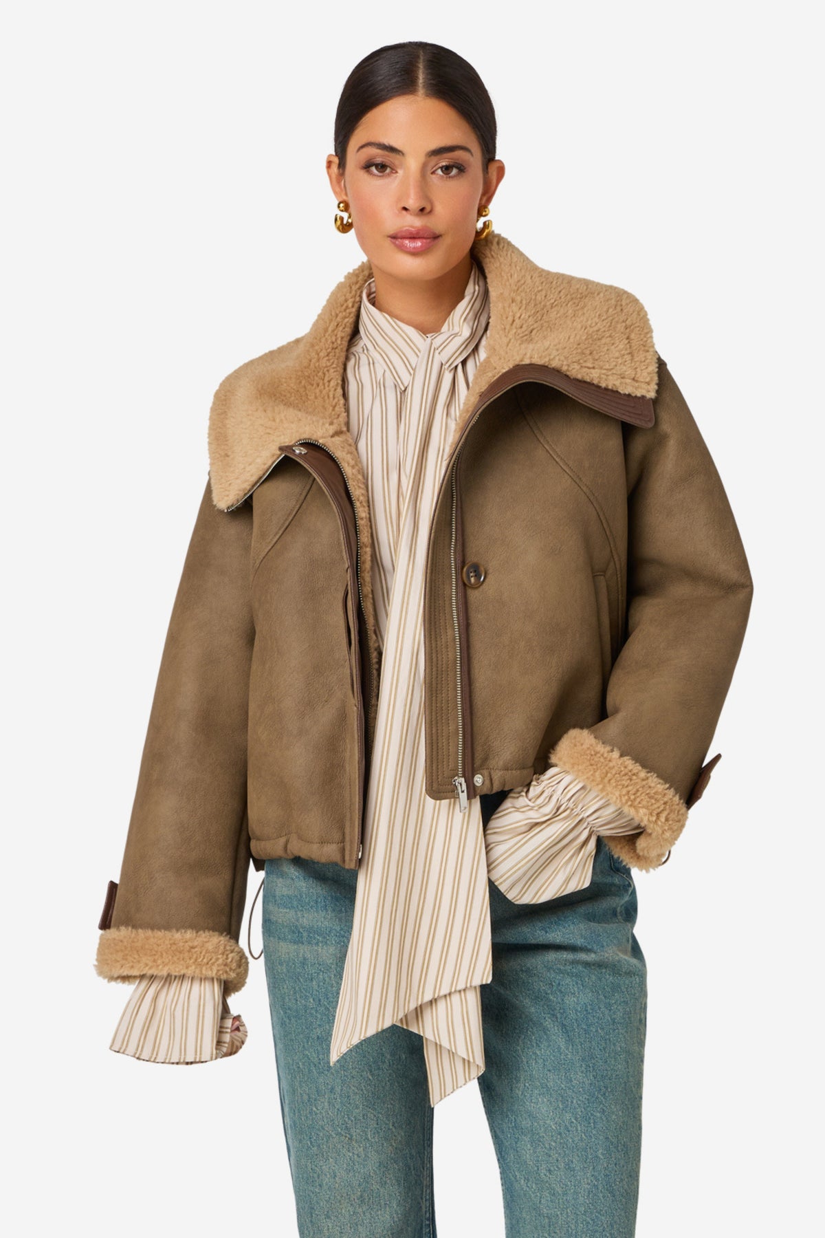 Ibana Jesmay jas in bruin-groene tint, getailleerd en casual, met ritssluiting en comfortabele pasvorm.