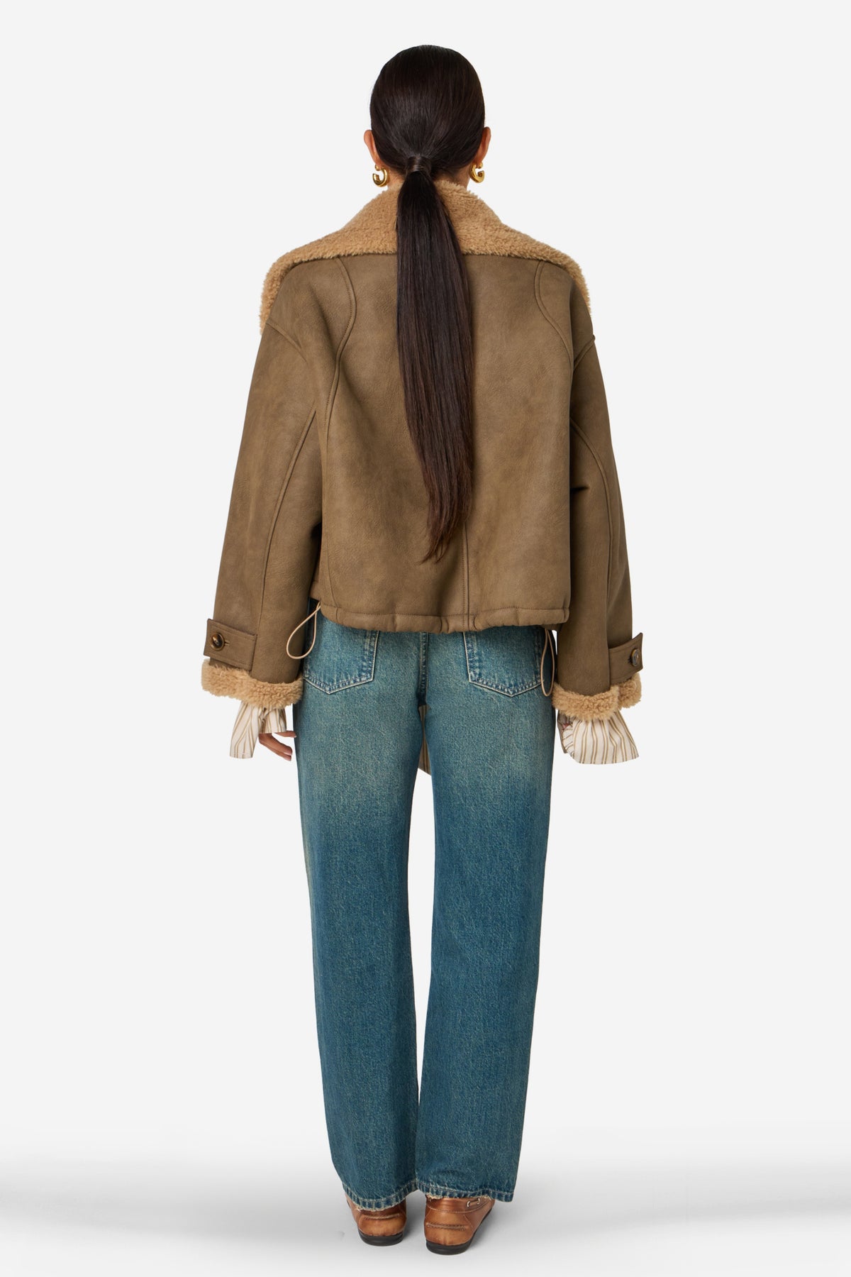 Ibana Jesmay jas in bruin-groene tint, modieus en warm, met details zichtbaar op de afbeelding.