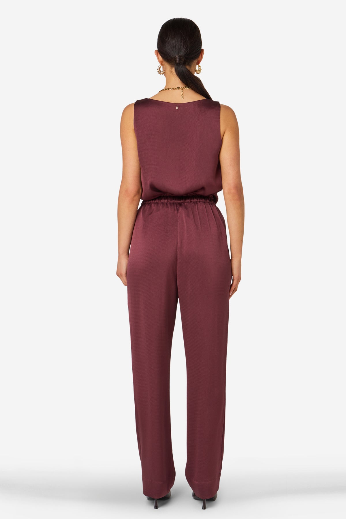 Ibana Panyn Berry Wine broek met comfortabele pasvorm en stijlvolle details, zichtbaar in de afbeelding.
