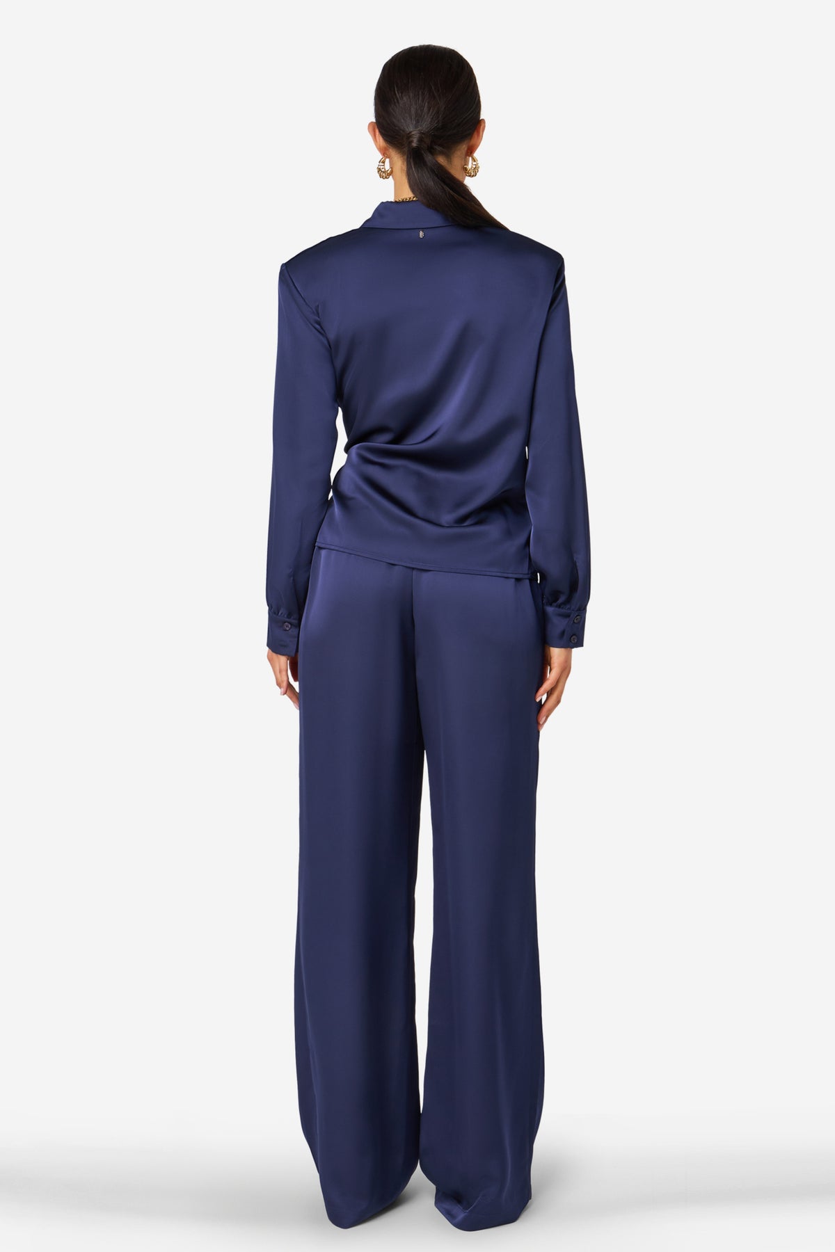 Donkerblauwe Pasho broek van Ibana met wijde pijpen en comfortabele pasvorm, zichtbaar in de afbeelding.