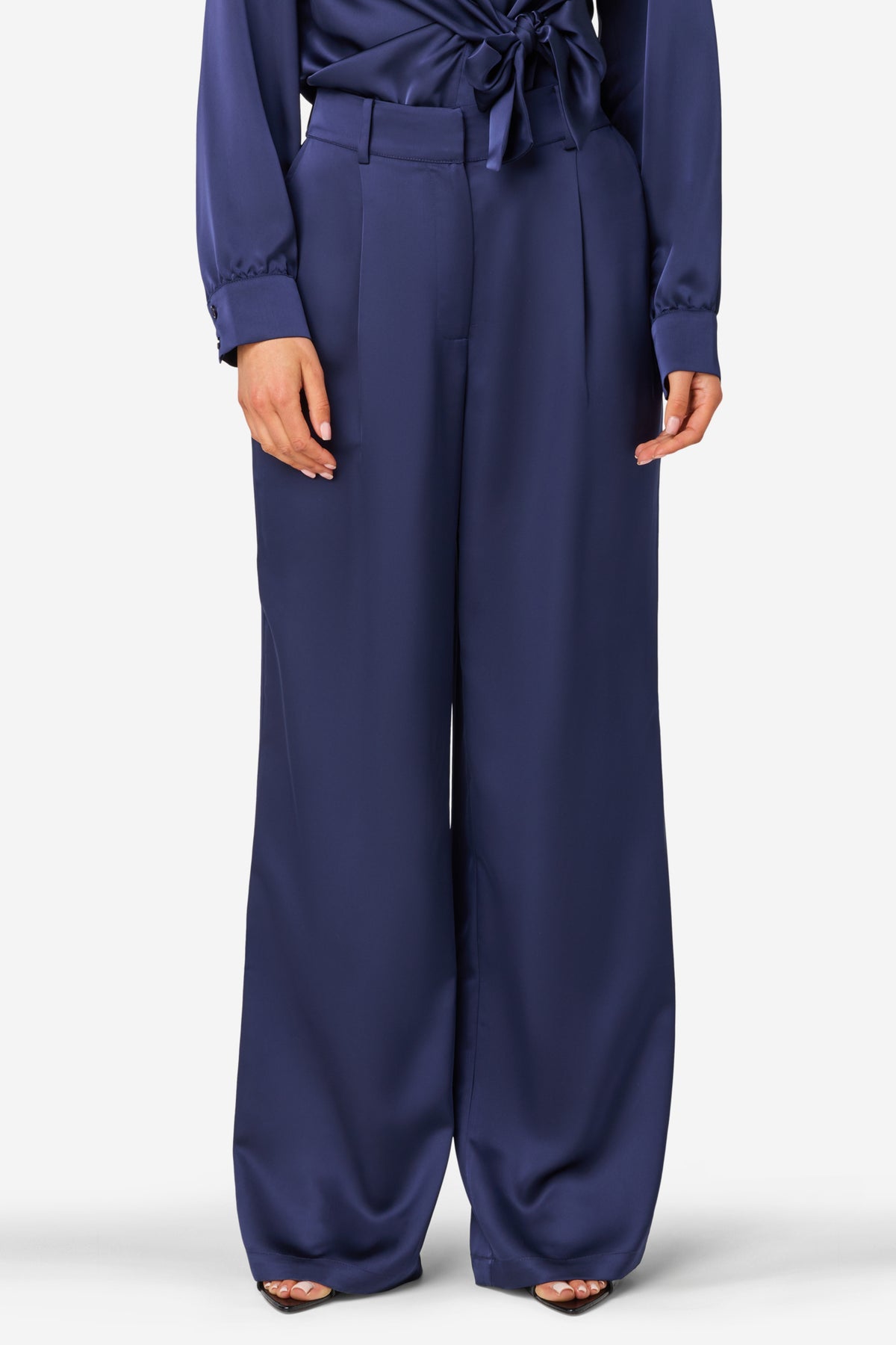 Ibana Pasho Deep Navy broek met rechte snit en elastische taille, gedragen door een model, zichtbaar in de afbeelding.