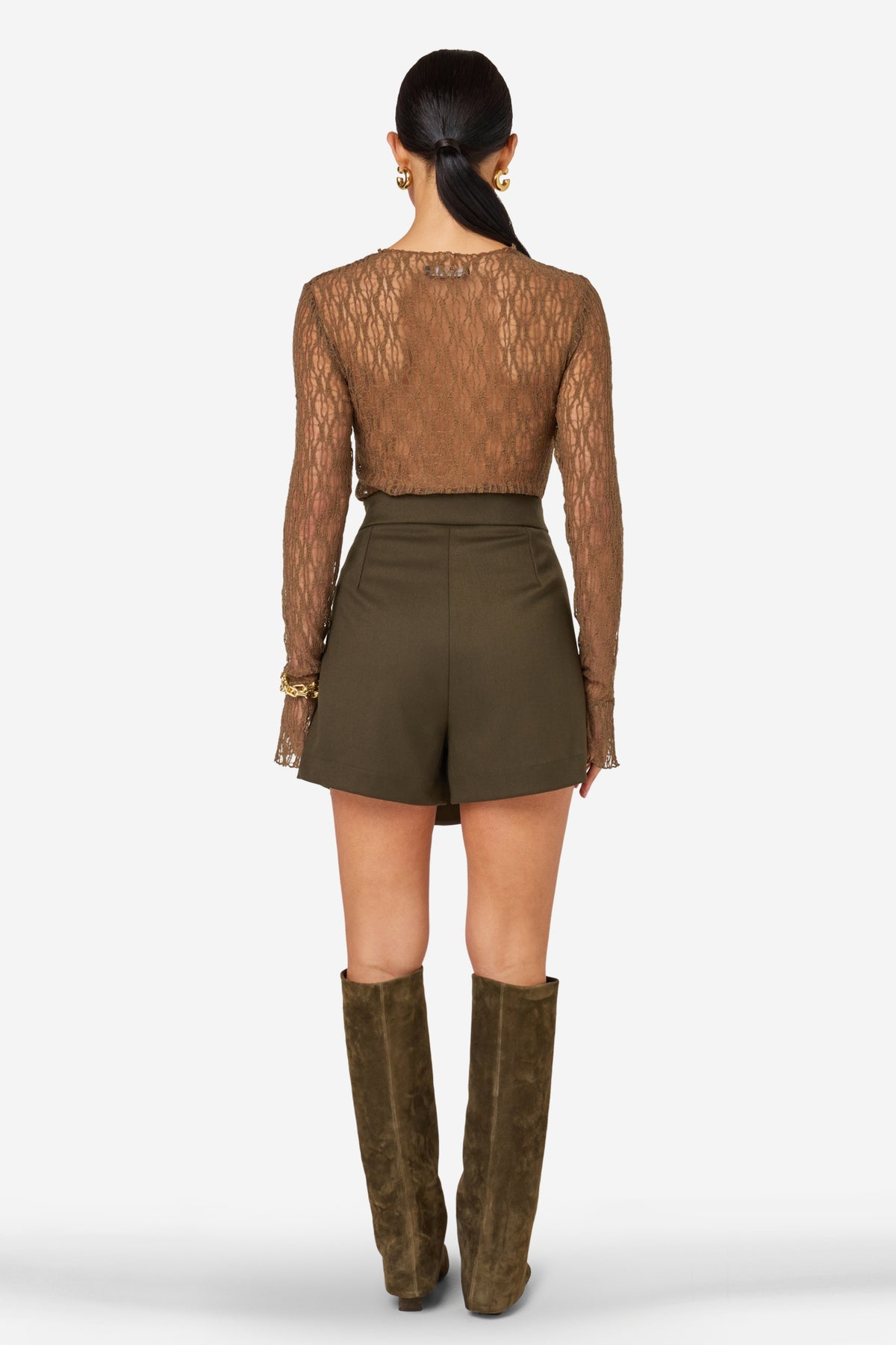 Ibana Short Sallisa Dark Utility met ritssluiting en zakken, gemaakt van stevige donkere stof, casual en praktisch voor dagelijks gebruik.