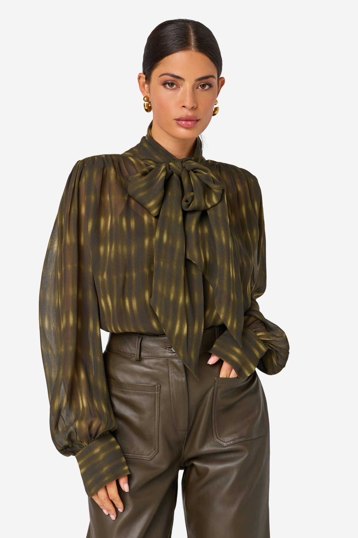 Ibana Tifani Print blouse met wazige trailpatroon, modieuze damesblouse met kleurrijk design en zachte stof.