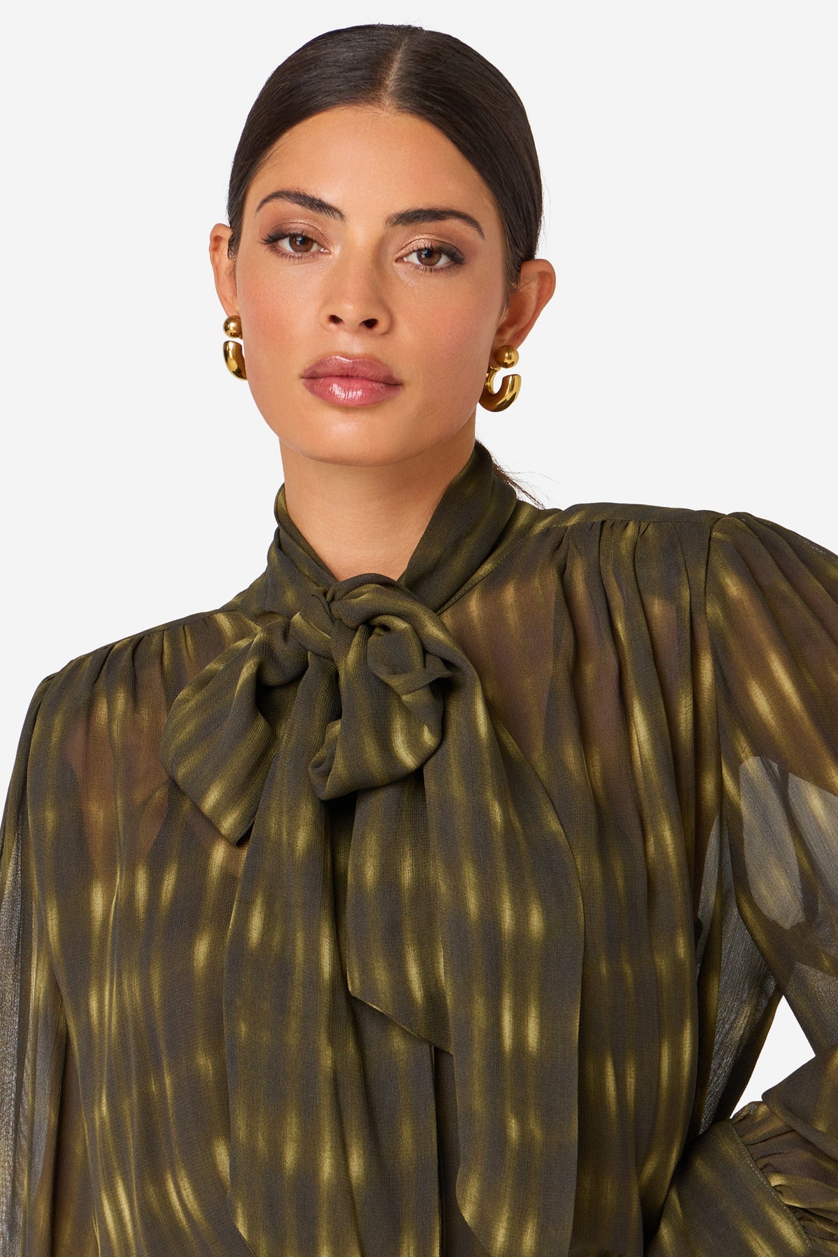 Blouse Tifani Print Blurred Trail van Ibana, met kleurrijk patroon en losse pasvorm, zichtbaar in de afbeelding.