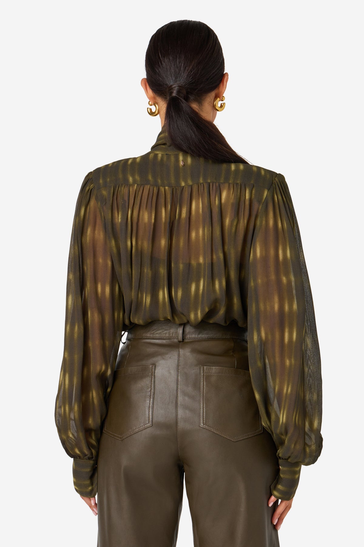 Blouse Tifani Print Blurred Trail van Ibana, met kleurrijk, gedetailleerd patroon en comfortabele pasvorm, gedragen door een model.