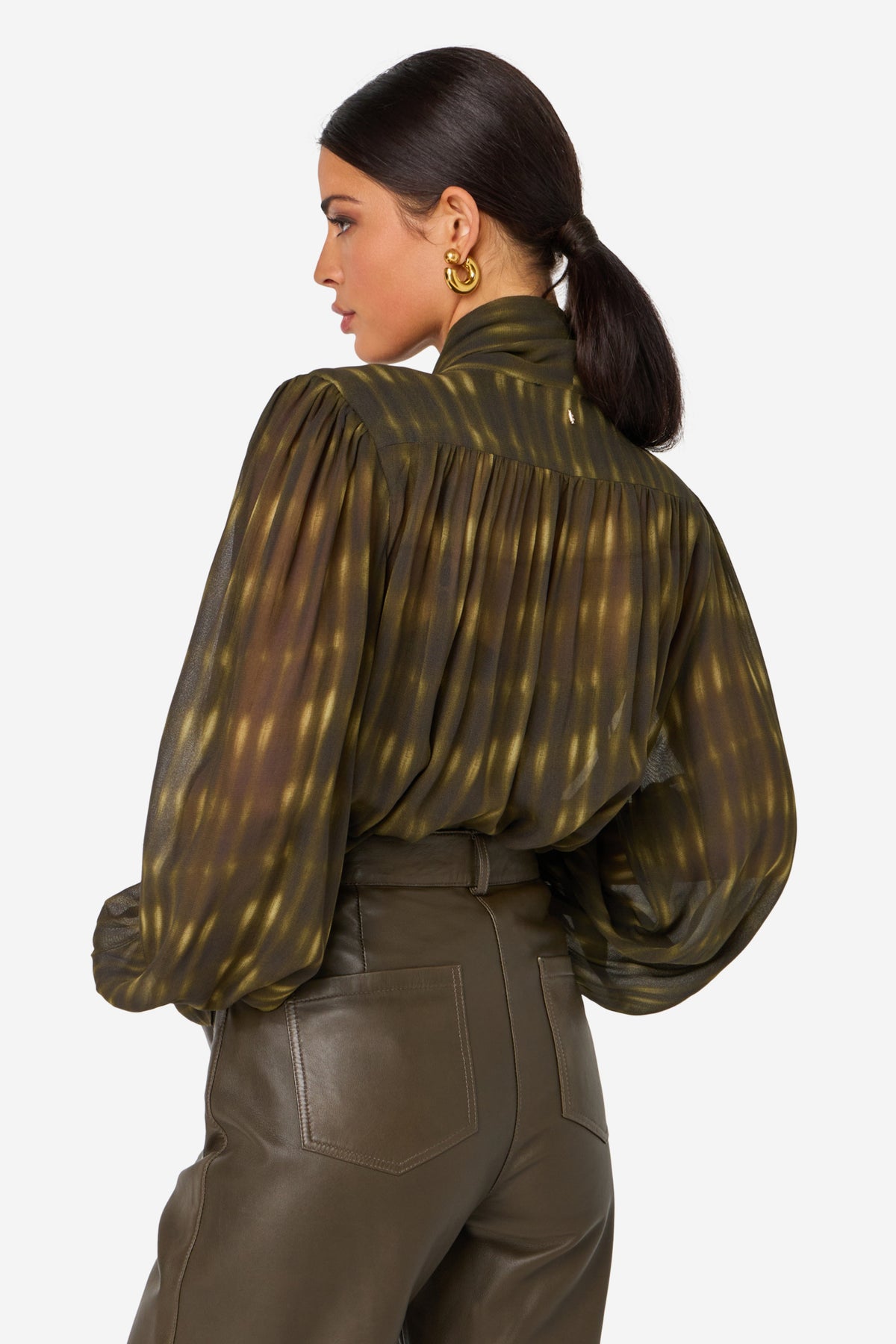 Blouse Tifani Print Blurred Trail van Ibana, licht doorschijnende stoffen met kleurrijk, betoverend patroon.